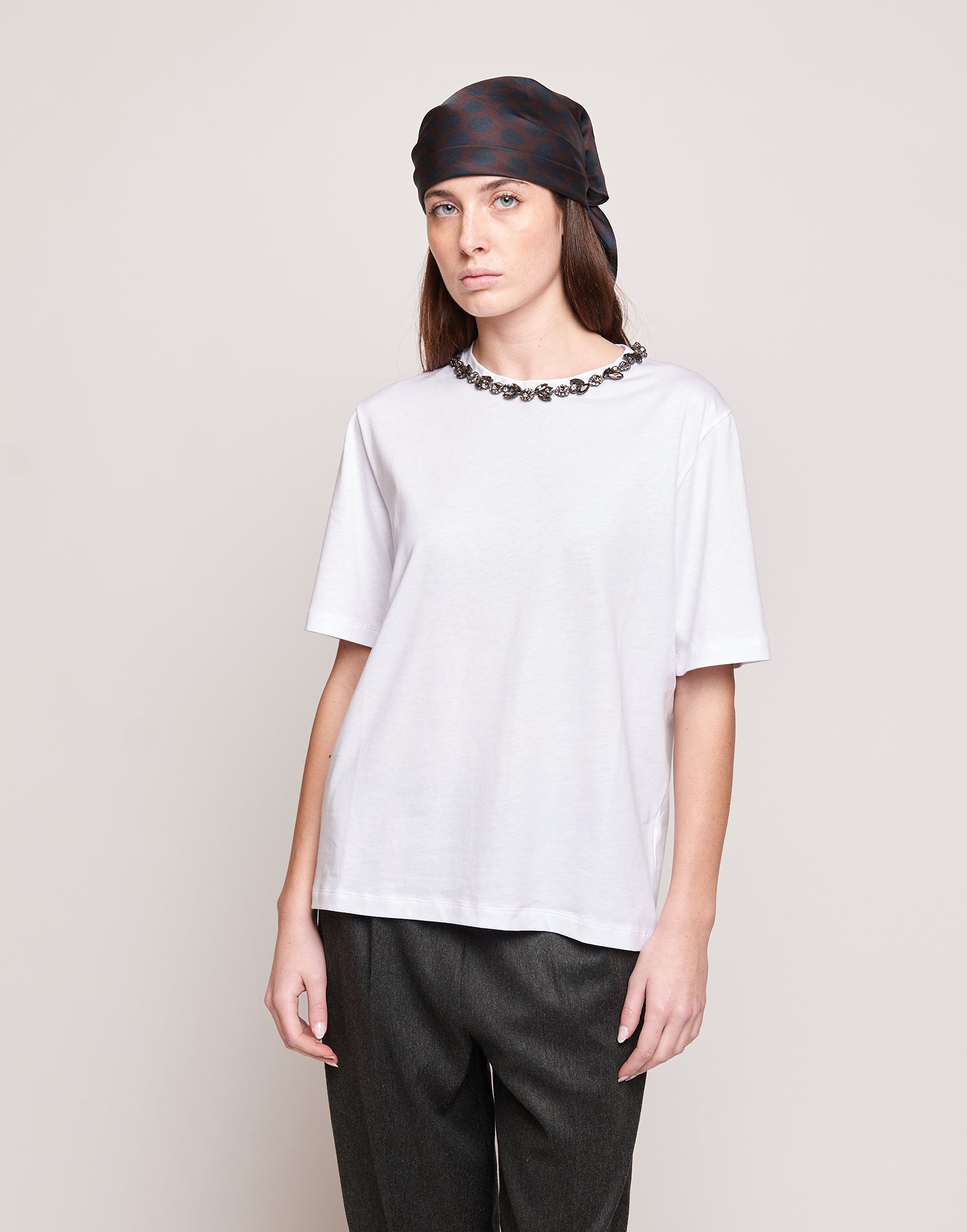 T-shirt Manica Corta con Collana Gioiello Bianca