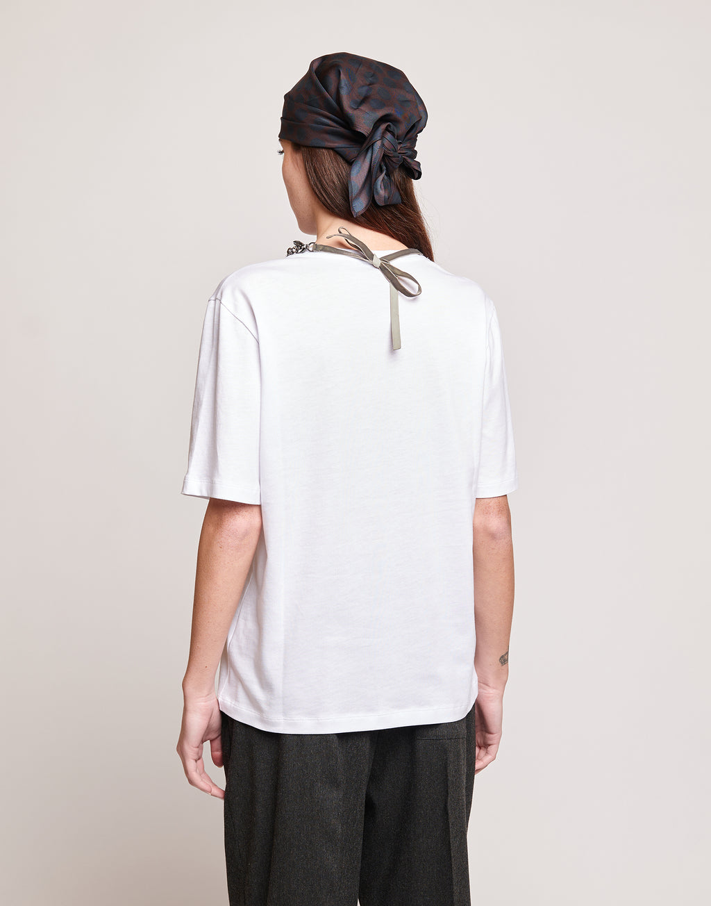T-shirt Manica Corta con Collana Gioiello Bianca
