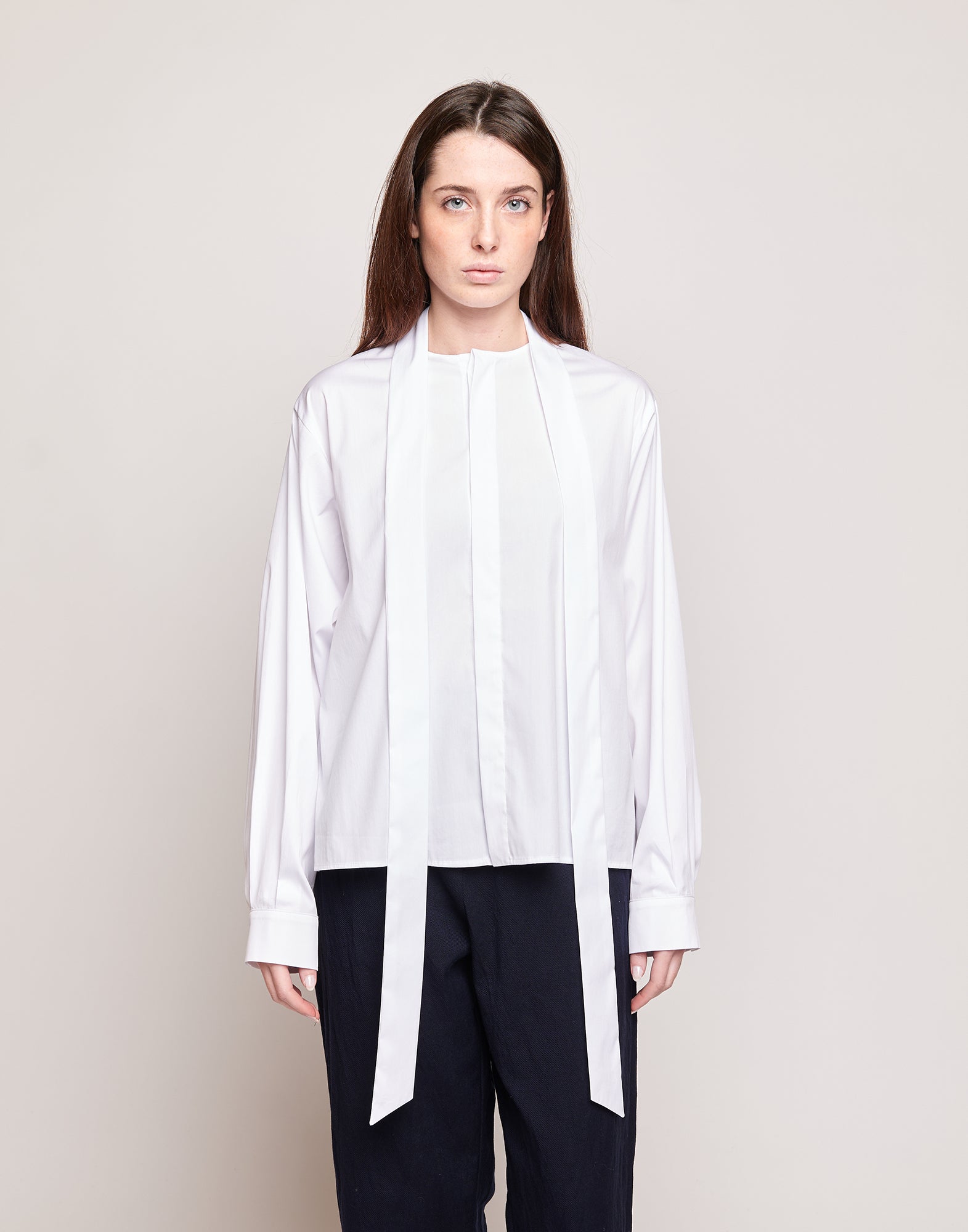 Camicia in Popeline Stretch con Nastro al Collo Bianco