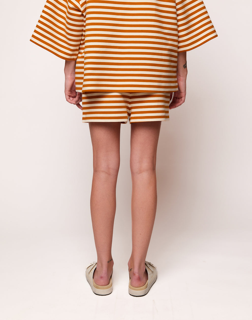 Shorts in Felpa Rigata Sartoriale Zafferano/Latte