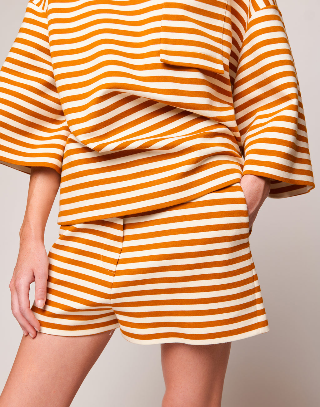 Shorts in Felpa Rigata Sartoriale Zafferano/Latte