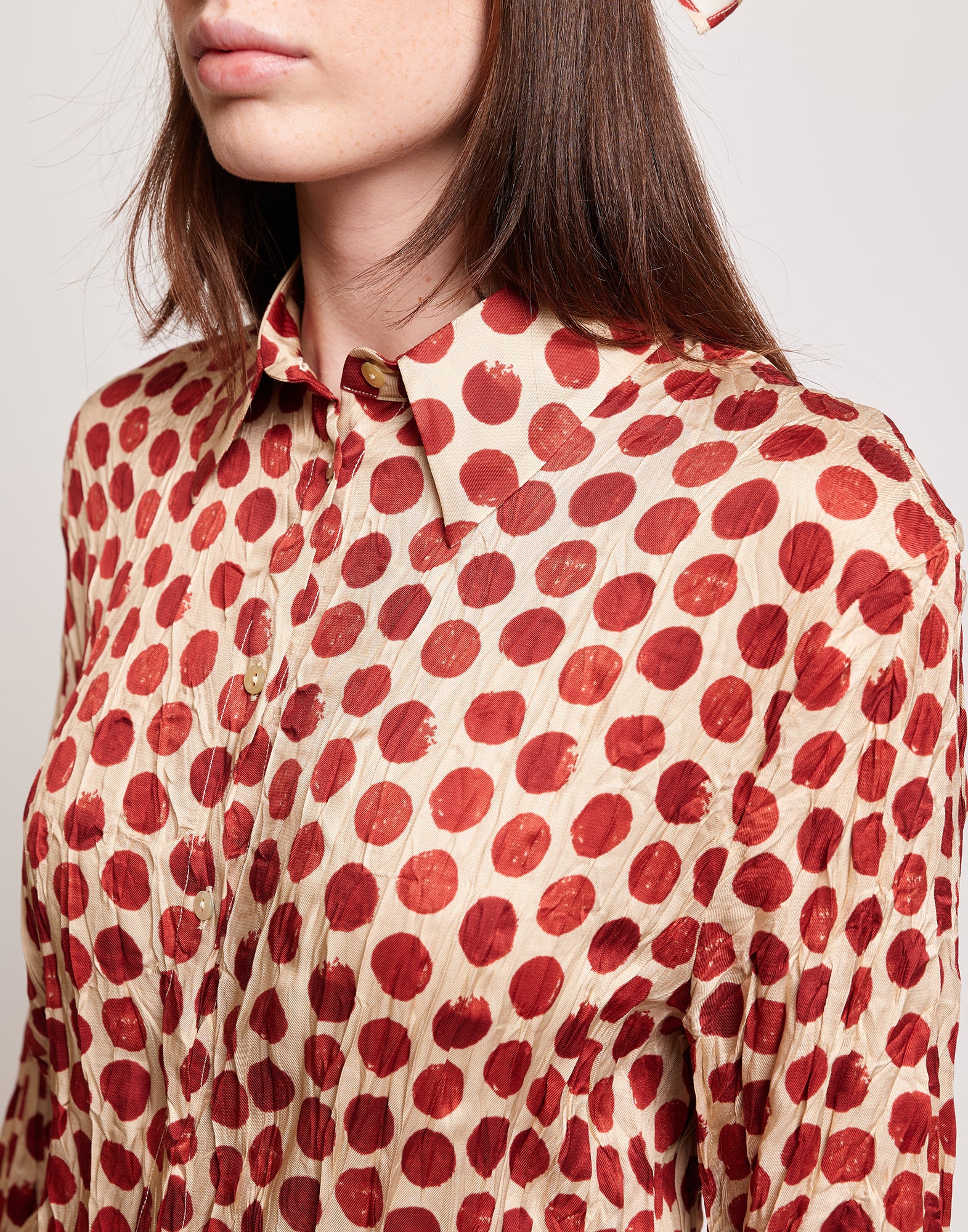 Camicia Stampata a Pois in Twill Plissé Vaniglia/Cherry