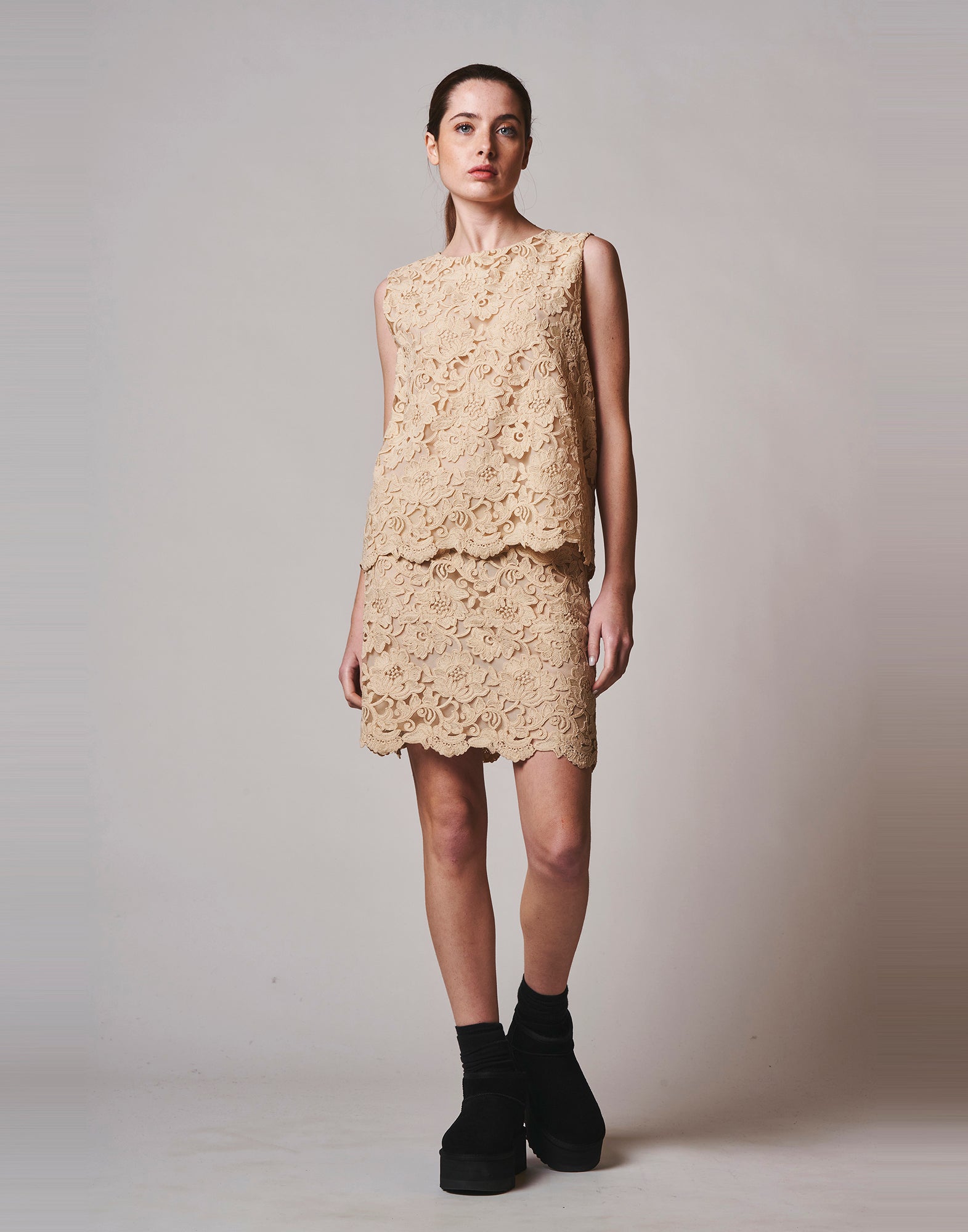 Gonna Corta in Macramè su Tulle