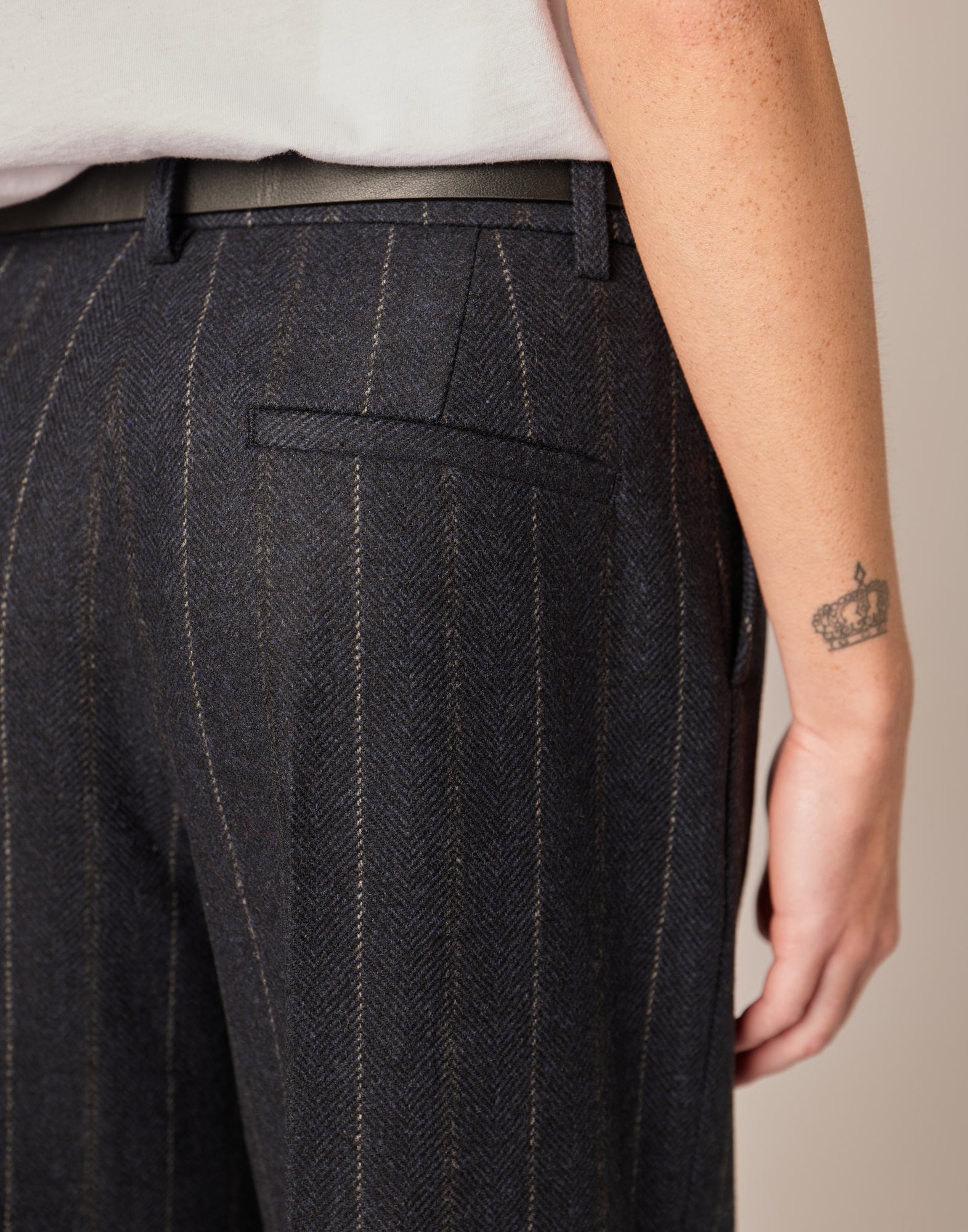 Pantaloni Lunghi Ampi in Microresca Gessata Stretch