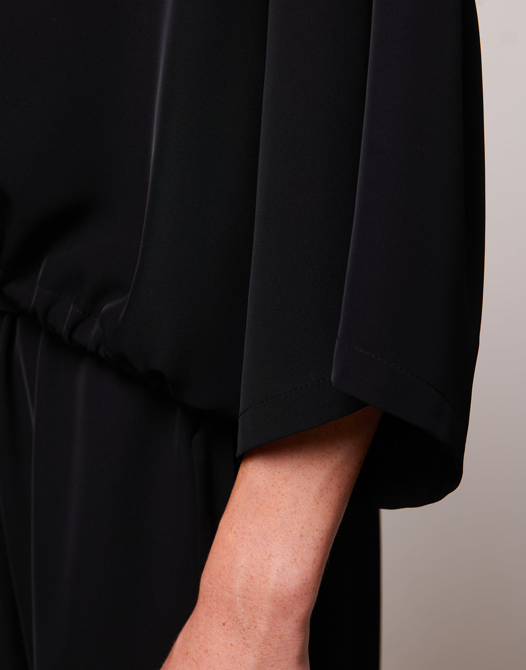 Blusa Girocollo in Cady Fluido Nero