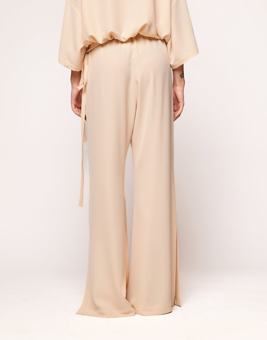 Pantaloni con Spacchi in Cady Fluido Vaniglia