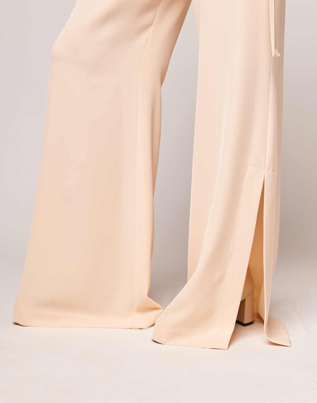 Pantaloni con Spacchi in Cady Fluido Vaniglia