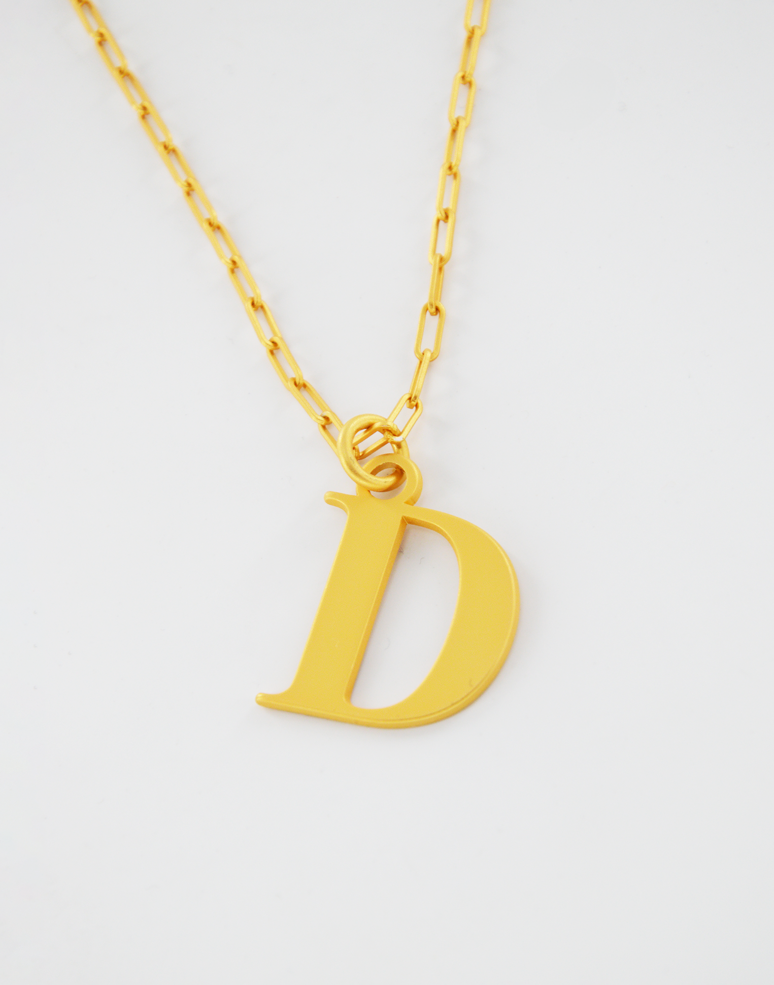 Collana Lunga in Oro Satinato con Lettera D