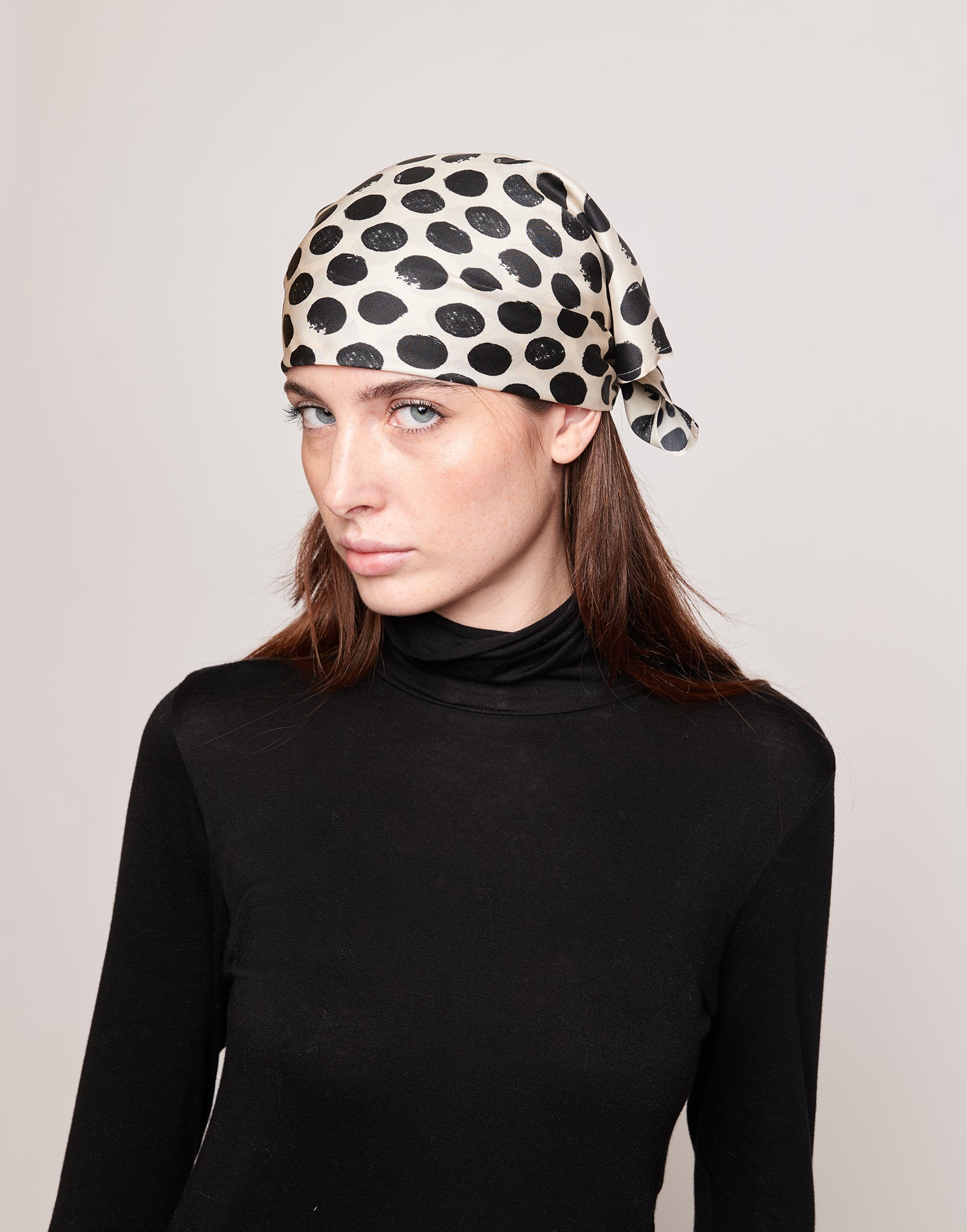 Foulard in Twill con Stampa Pois Champagne/Nero
