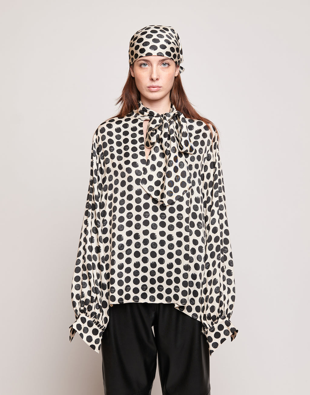 Blusa in Twill Stampato a Pois con Collo a Sciarpa Champagne/Nero