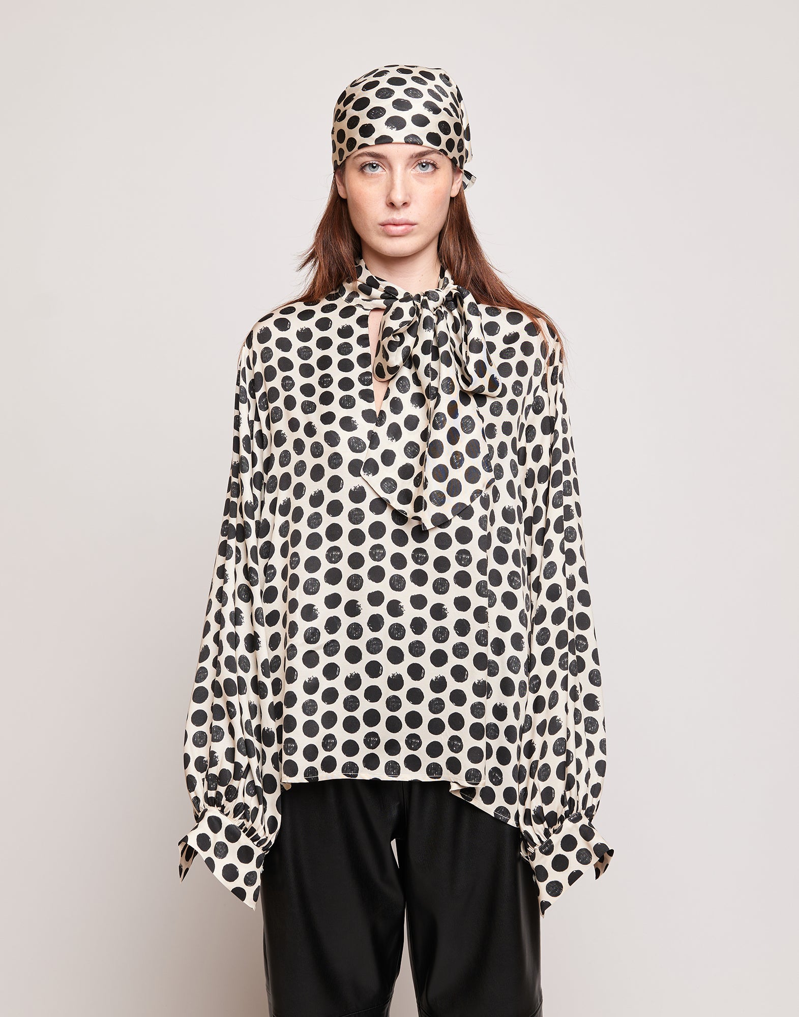 Blusa in Twill Stampato a Pois con Collo a Sciarpa Champagne/Nero