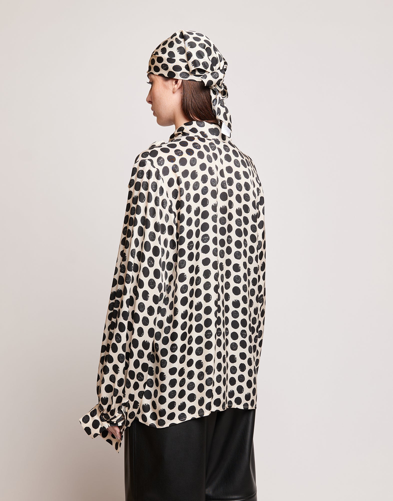 Blusa in Twill Stampato a Pois con Collo a Sciarpa Champagne/Nero