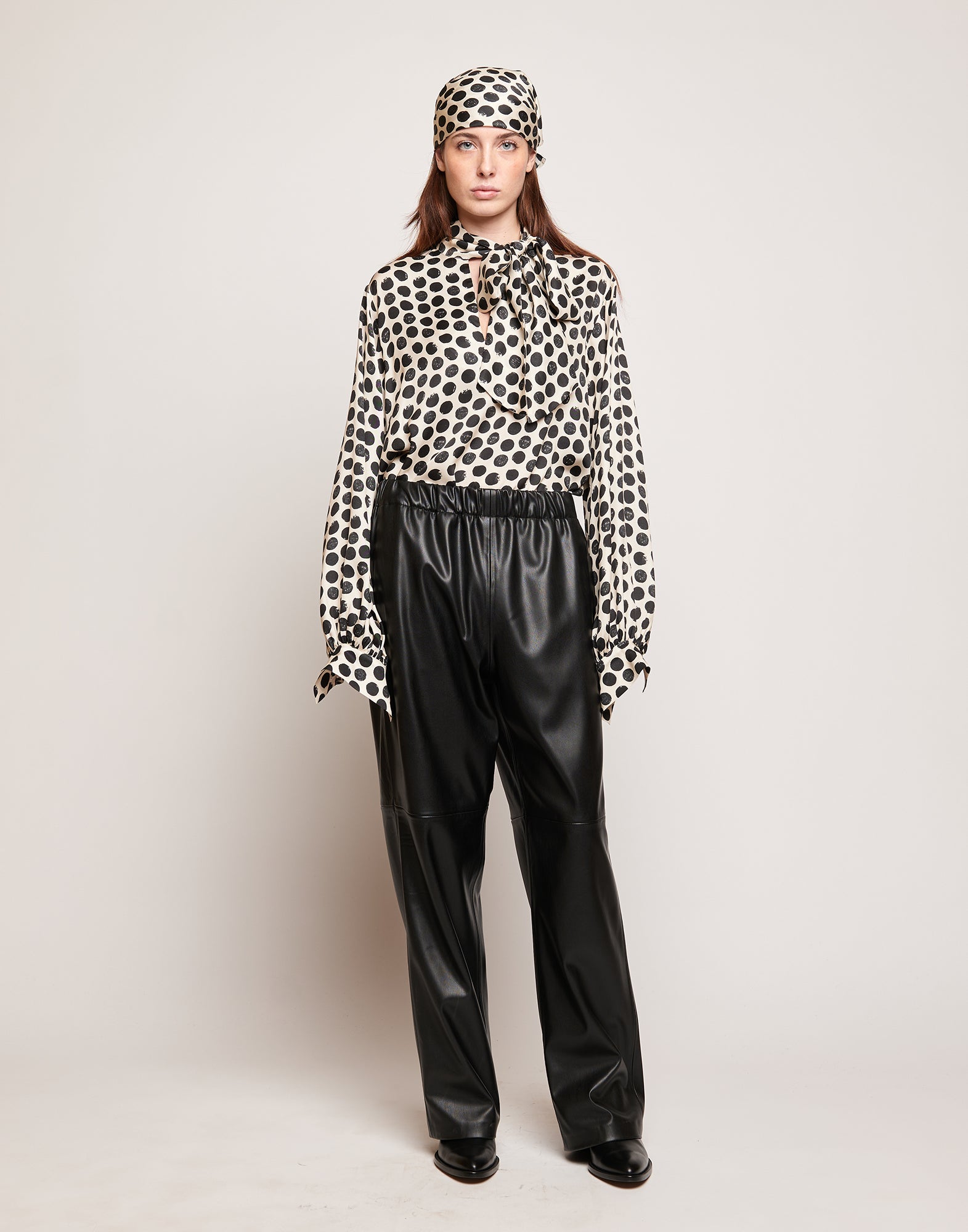 Blusa in Twill Stampato a Pois con Collo a Sciarpa Champagne/Nero