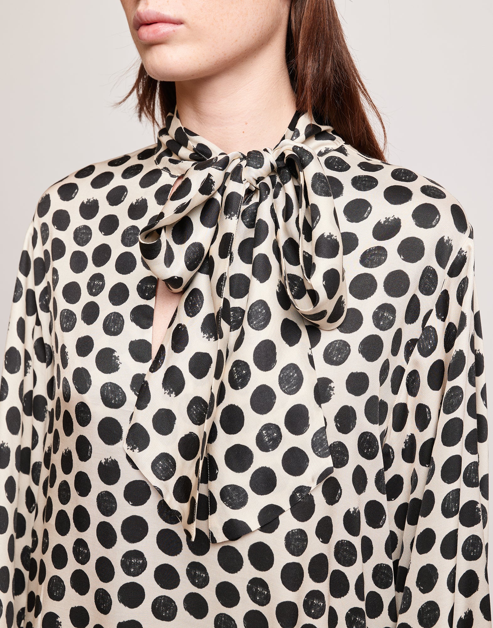 Blusa in Twill Stampato a Pois con Collo a Sciarpa Champagne/Nero