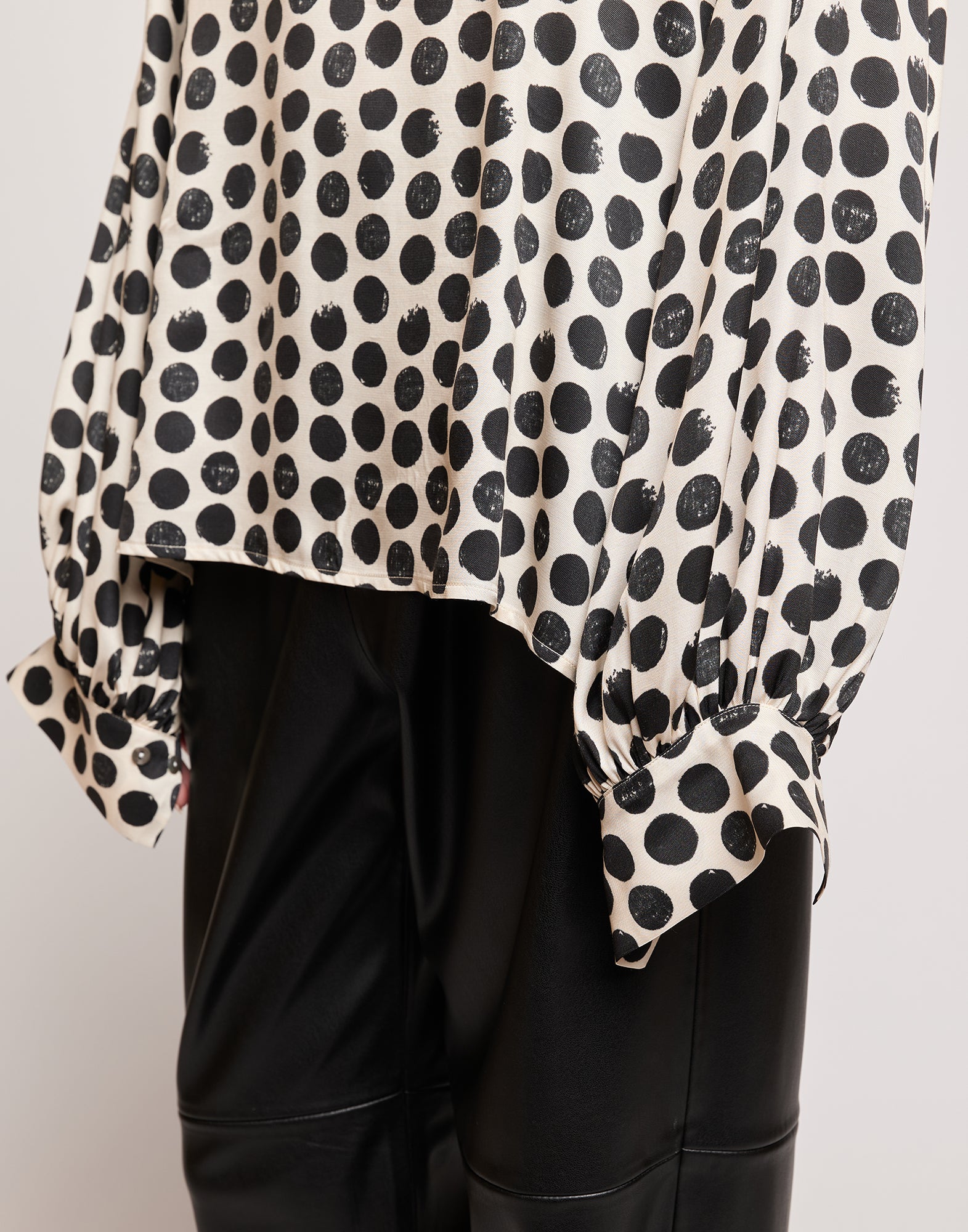 Blusa in Twill Stampato a Pois con Collo a Sciarpa Champagne/Nero