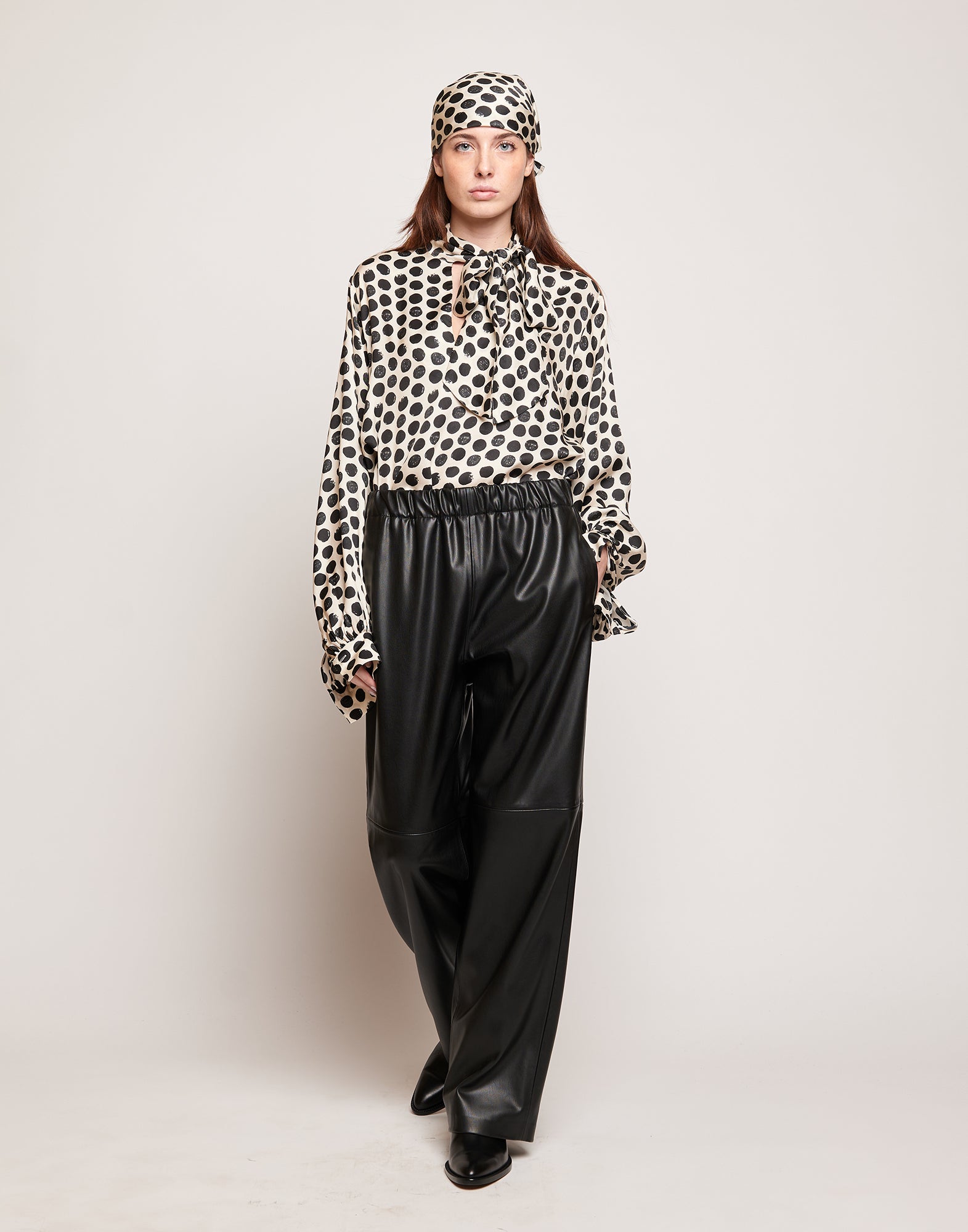 Blusa in Twill Stampato a Pois con Collo a Sciarpa Champagne/Nero