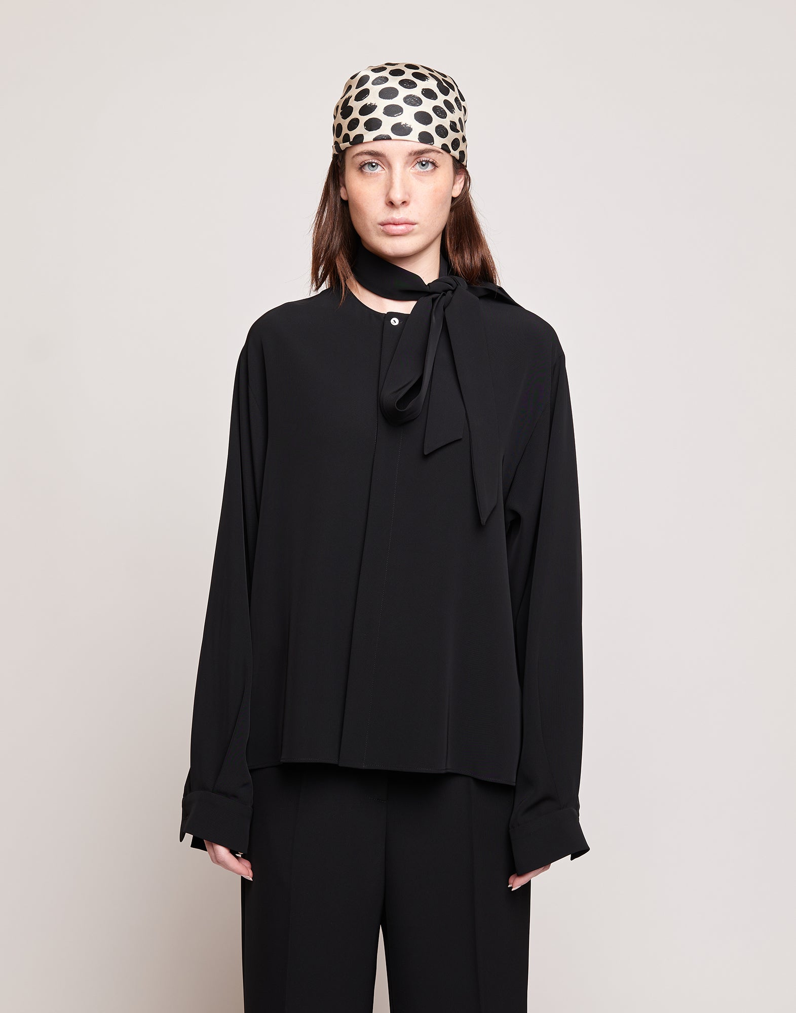 Camicia in Cady Fluido con Sciarpa Staccabile Nera