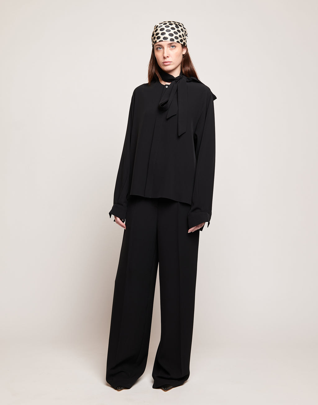 Camicia in Cady Fluido con Sciarpa Staccabile Nera