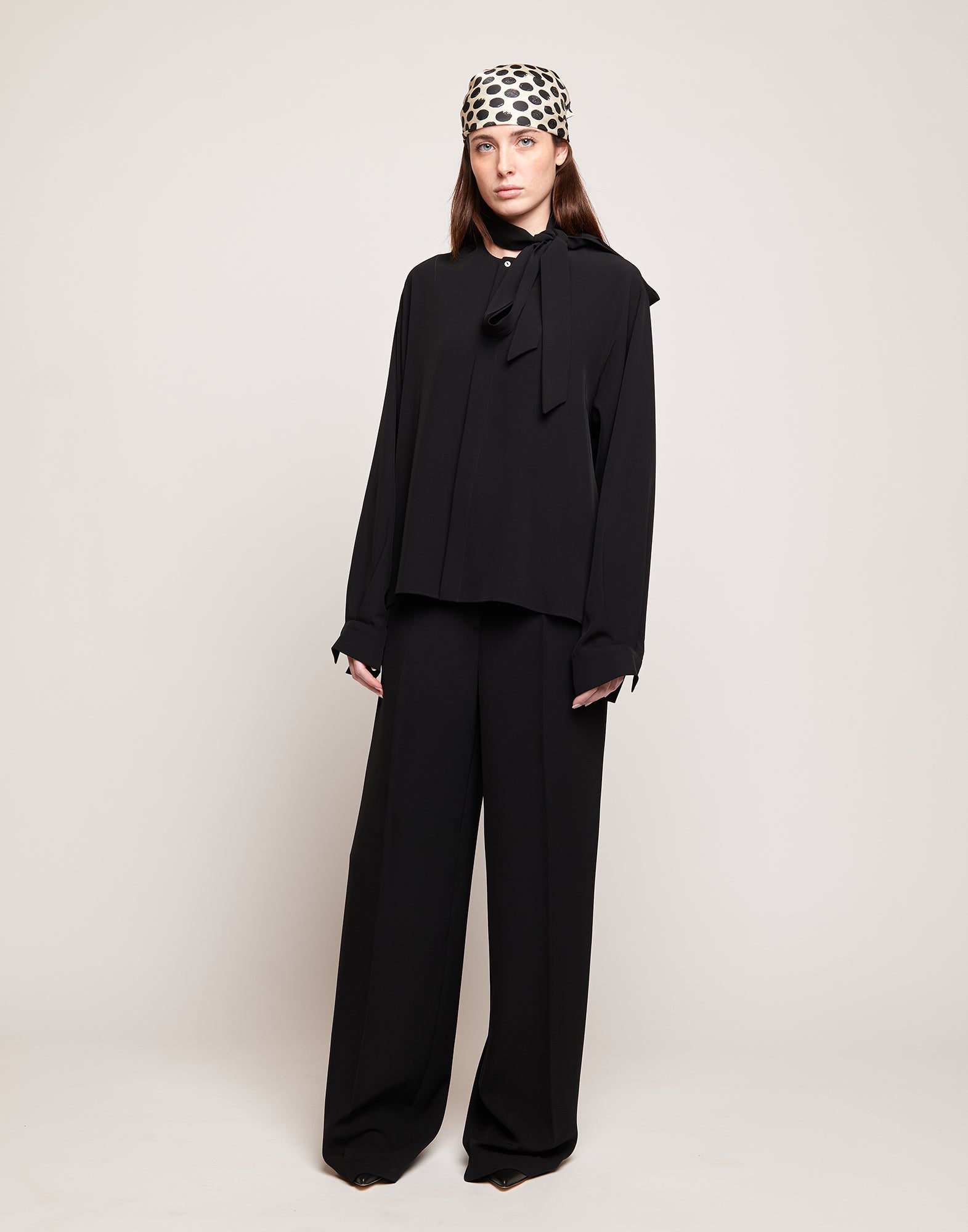 Camicia in Cady Fluido con Sciarpa Staccabile Nera