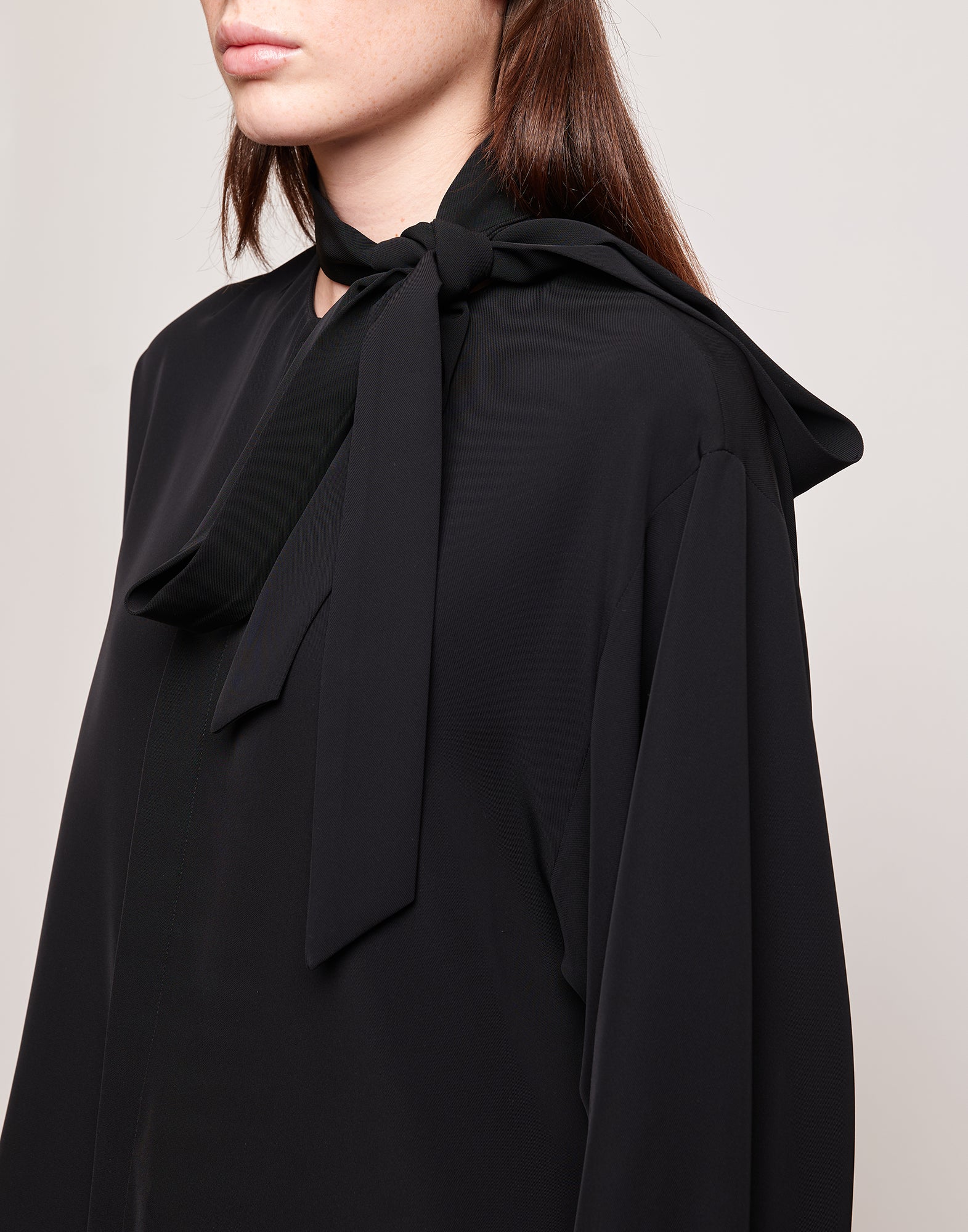 Camicia in Cady Fluido con Sciarpa Staccabile Nera