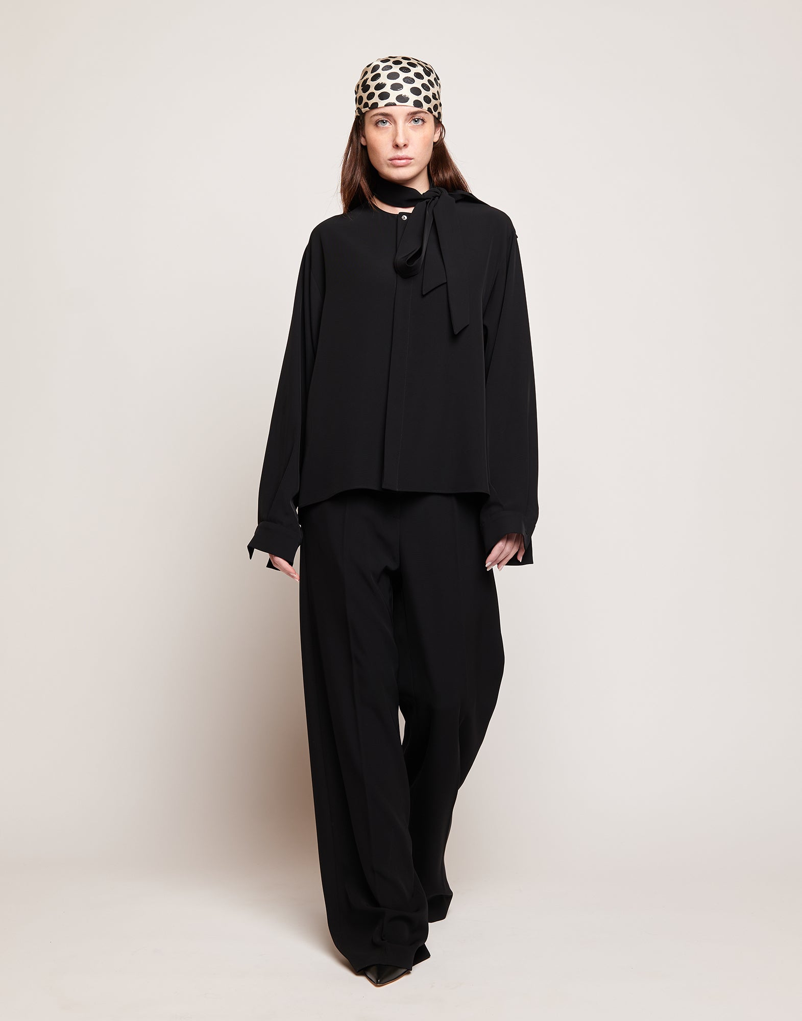 Camicia in Cady Fluido con Sciarpa Staccabile Nera