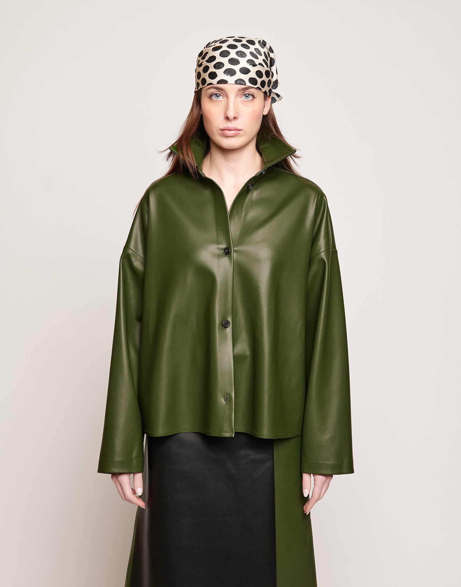 Camicia in Eco Soft Leather con Bottoni in Corno Oliva