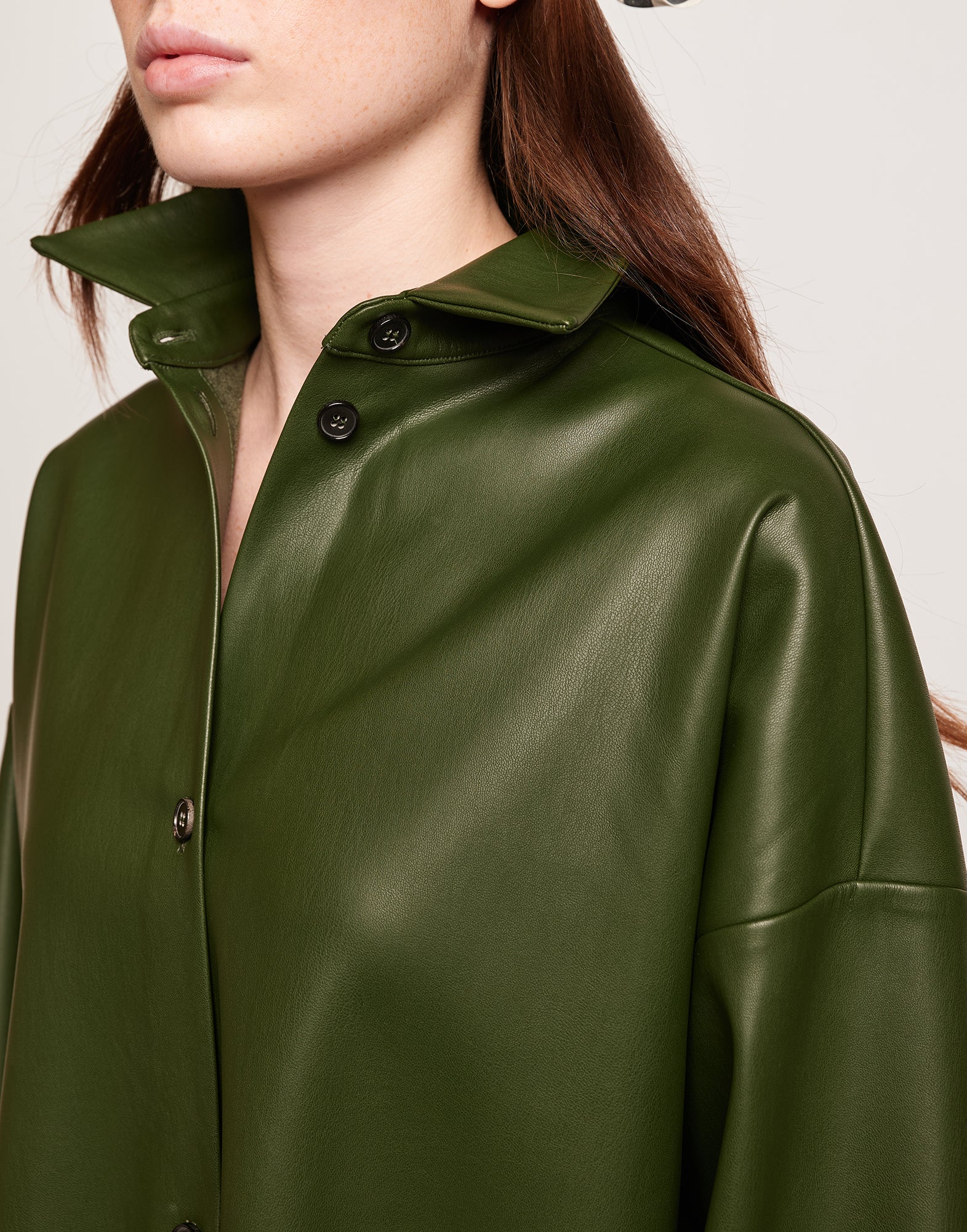 Camicia in Eco Soft Leather con Bottoni in Corno Oliva