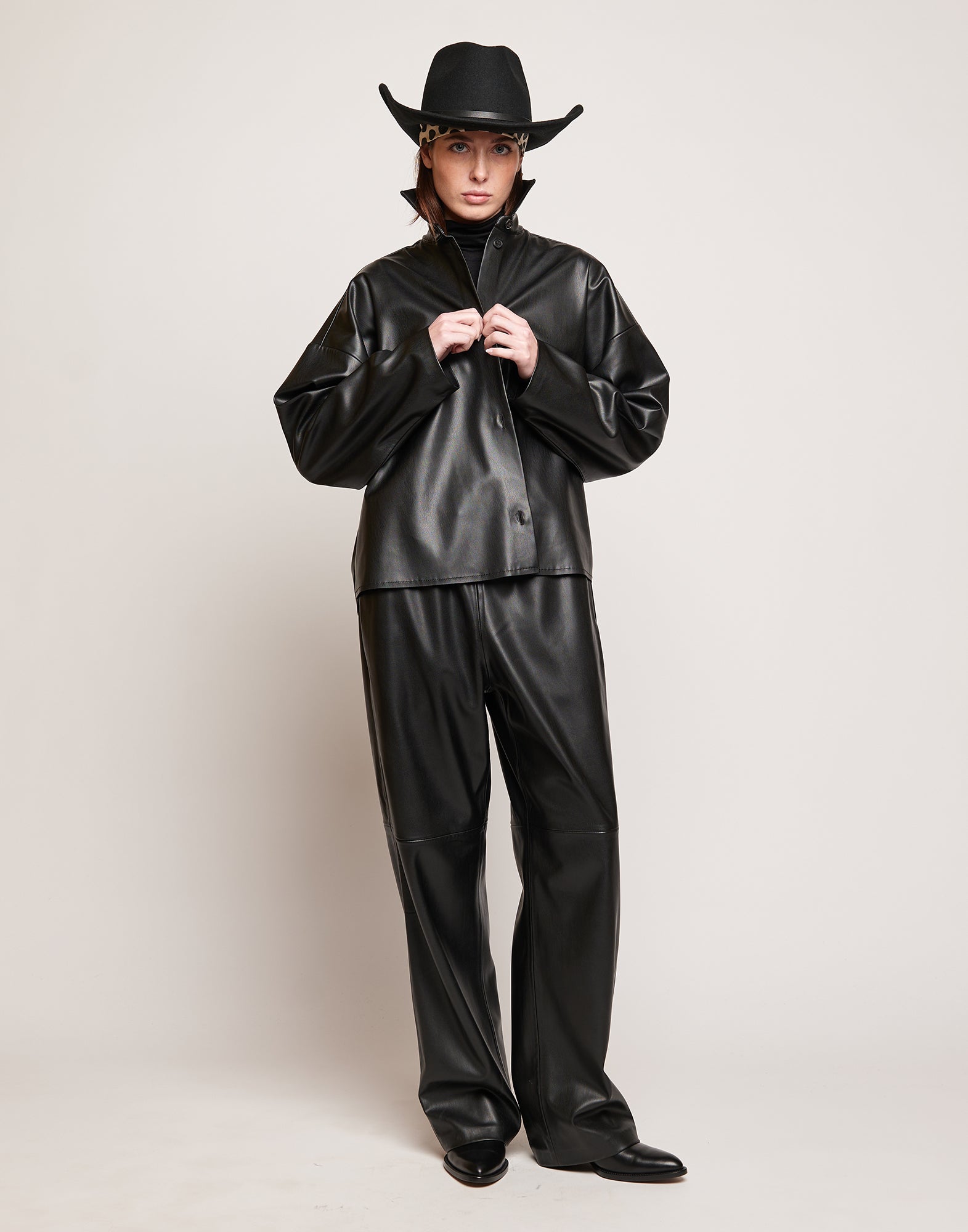 Camicia in Eco Soft Leather con Bottoni in Corno Nera