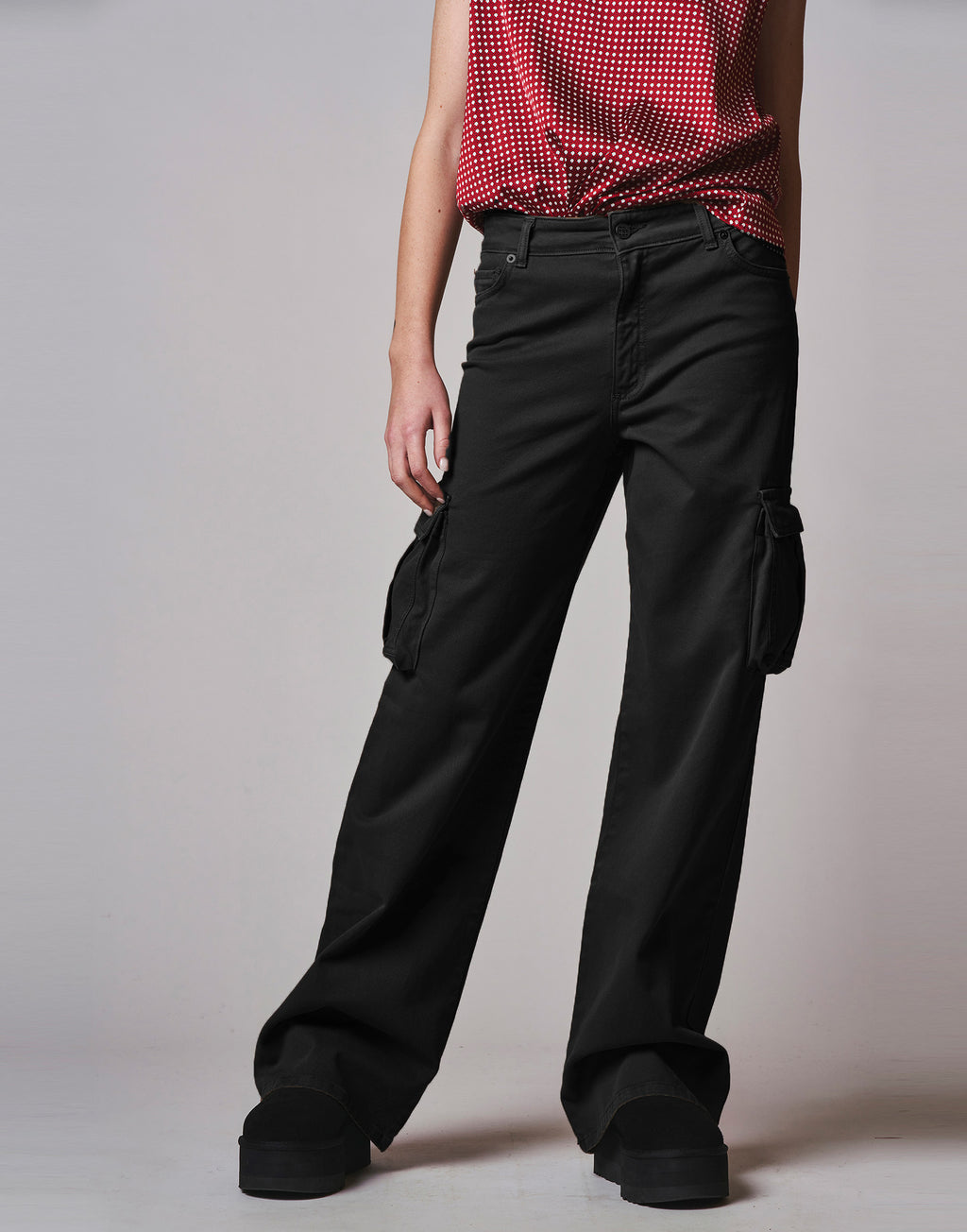 Pantaloni Cargo a Palazzo con Tasche Laterali Nero