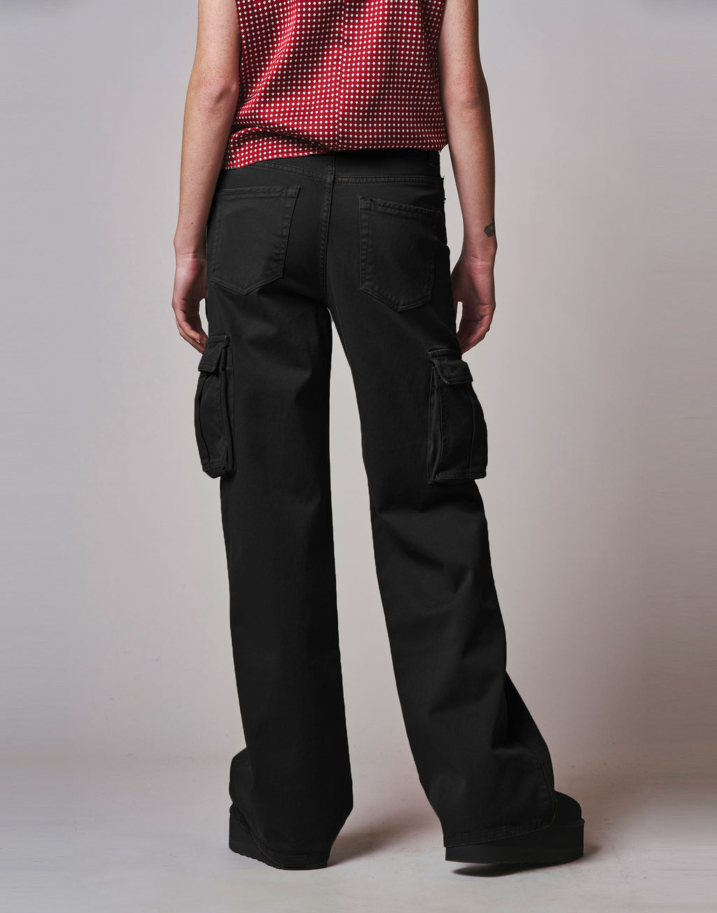 Pantaloni Cargo a Palazzo con Tasche Laterali Nero