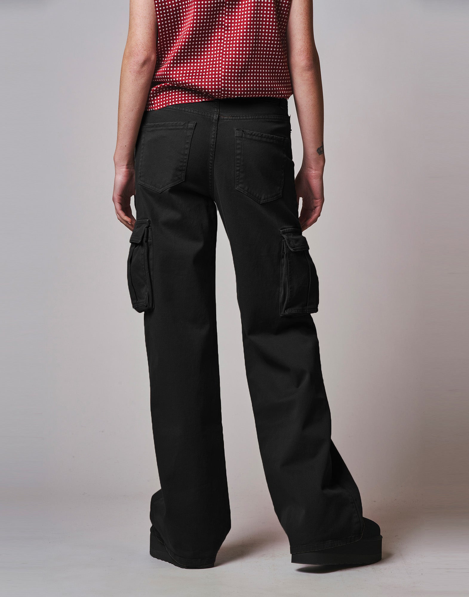 Pantaloni Cargo a Palazzo con Tasche Laterali Nero