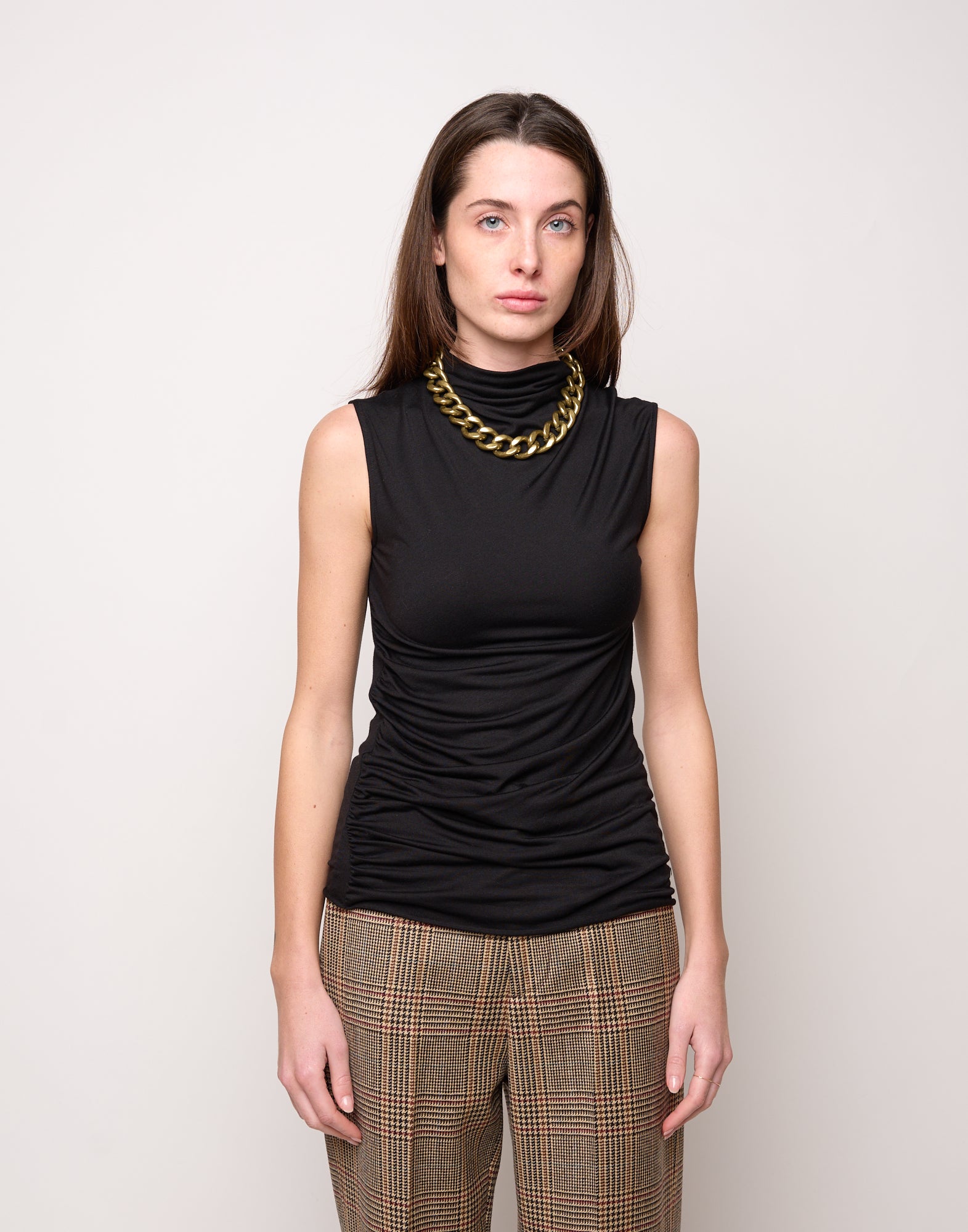 Top Smanicato con Drappeggio al Fianco e Collo Lupetto Nero