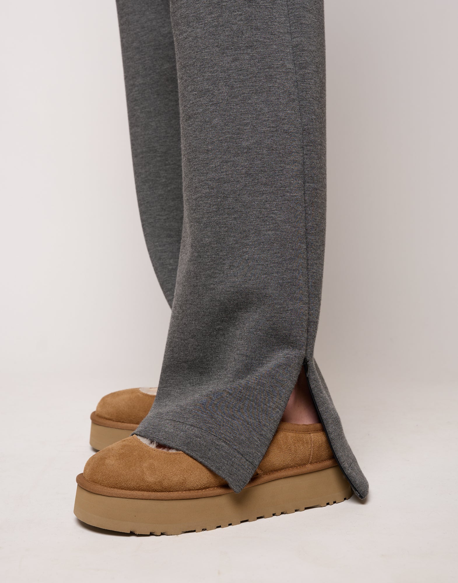 Pantalone Ampio con Zip al Fondo e Coulisse Laterale Grigio Fumo