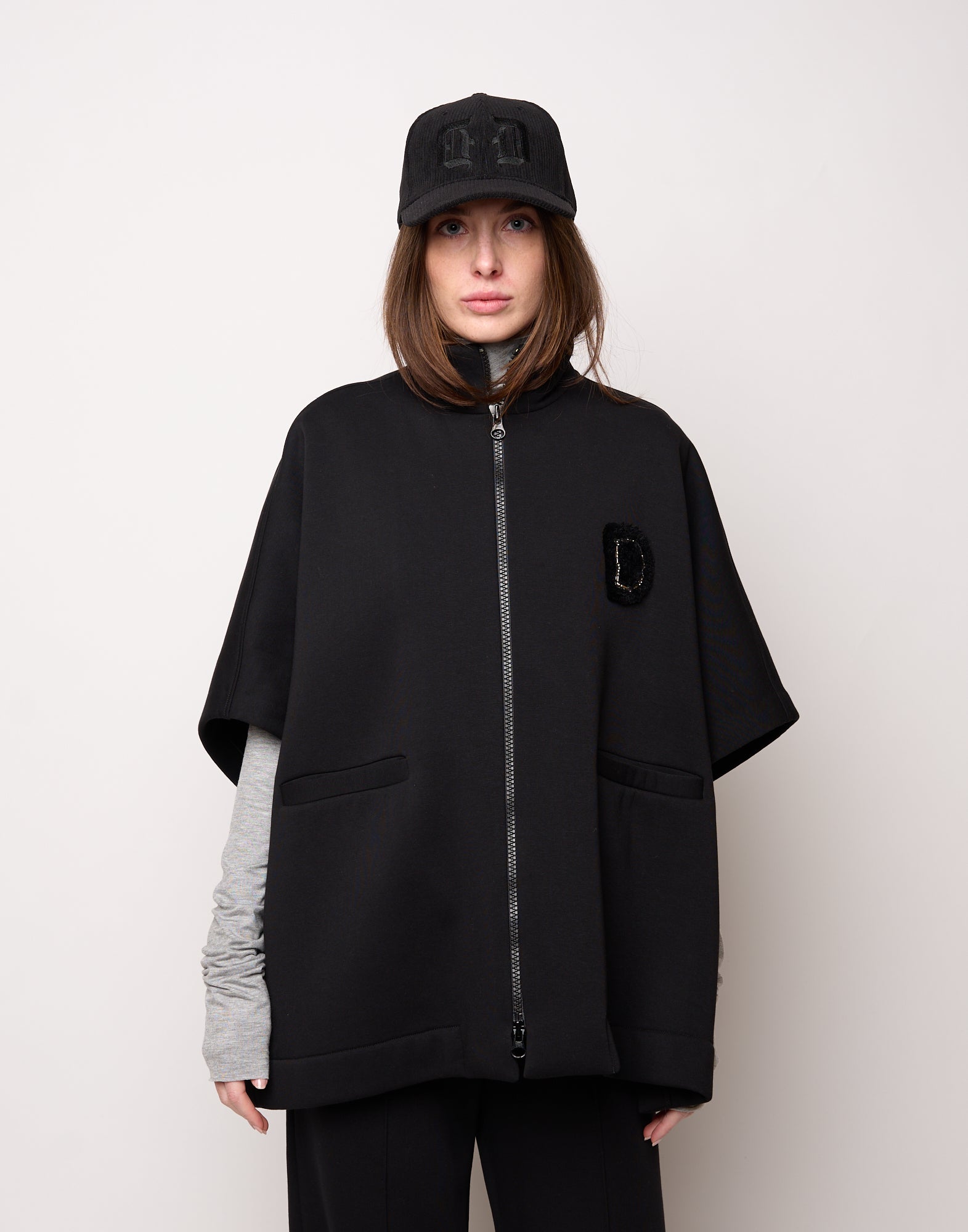 Cappa in Felpa Soft con Zip e Patch Nera