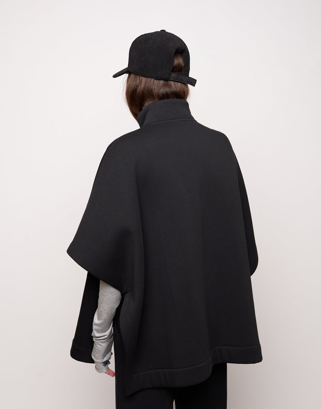Cappa in Felpa Soft con Zip e Patch Nera