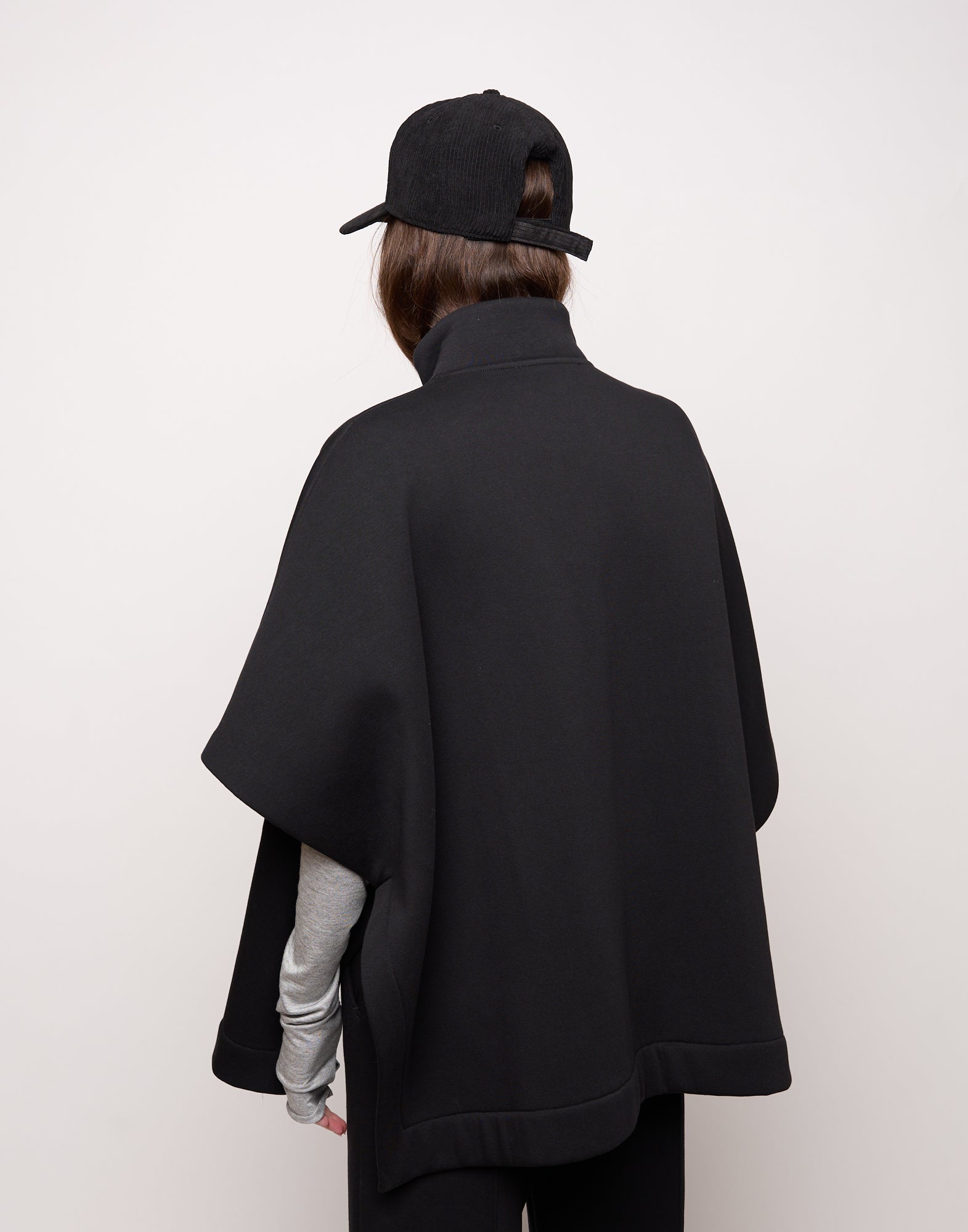 Cappa in Felpa Soft con Zip e Patch Nera