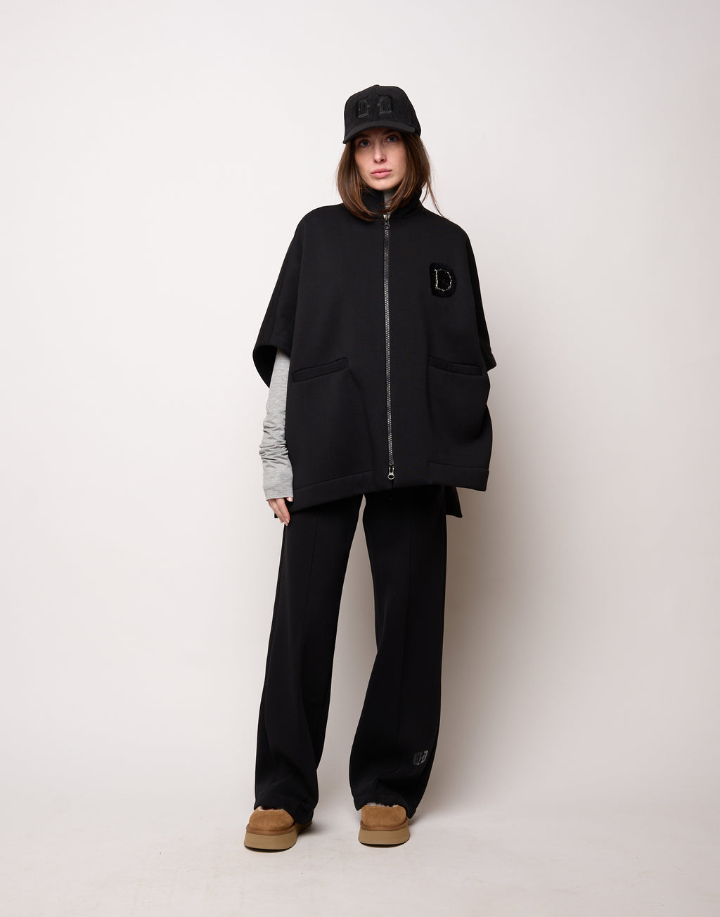 Cappa in Felpa Soft con Zip e Patch Nera