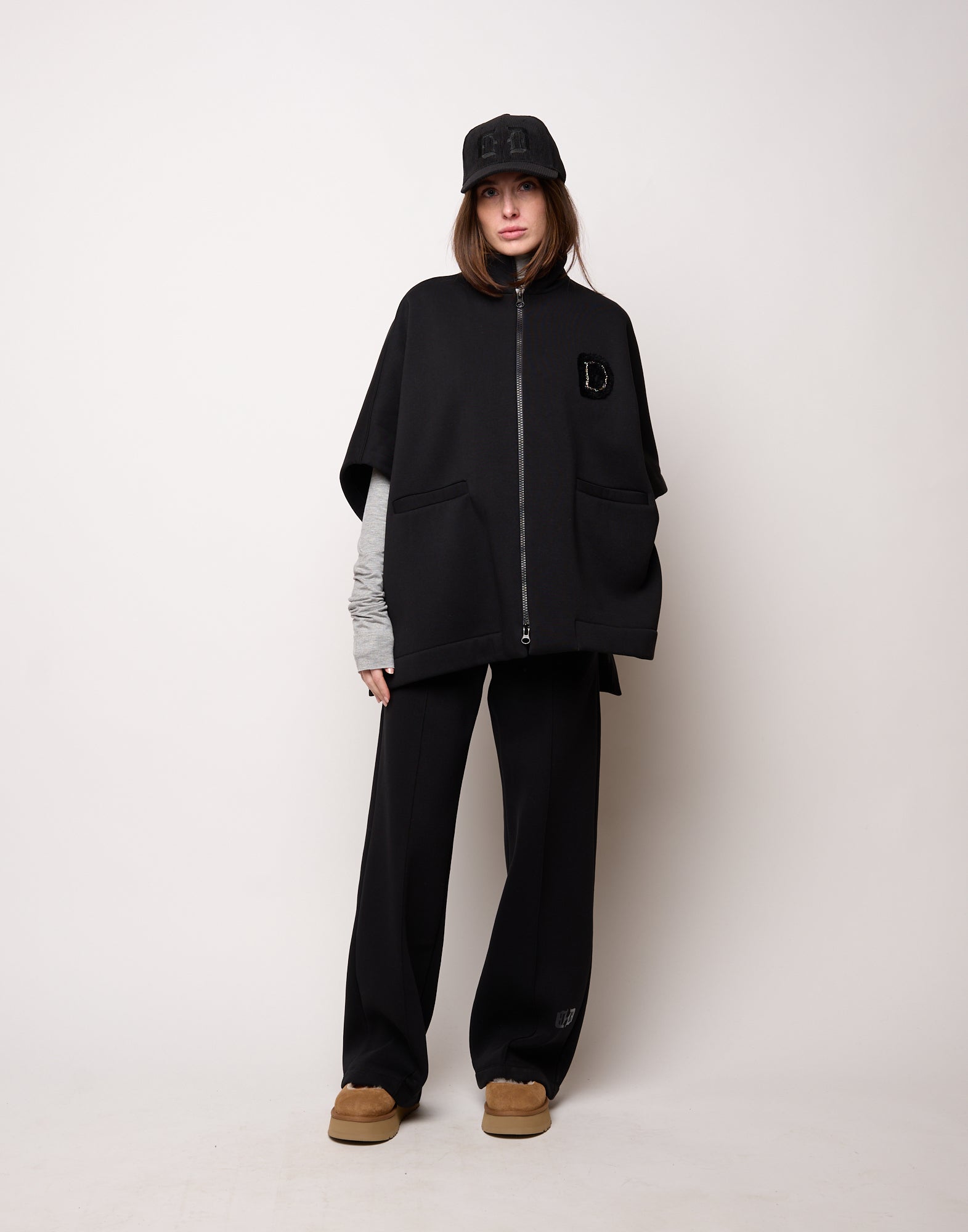 Cappa in Felpa Soft con Zip e Patch Nera
