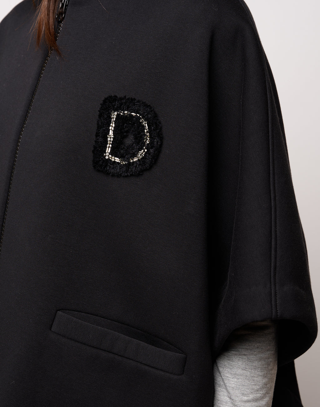 Cappa in Felpa Soft con Zip e Patch Nera