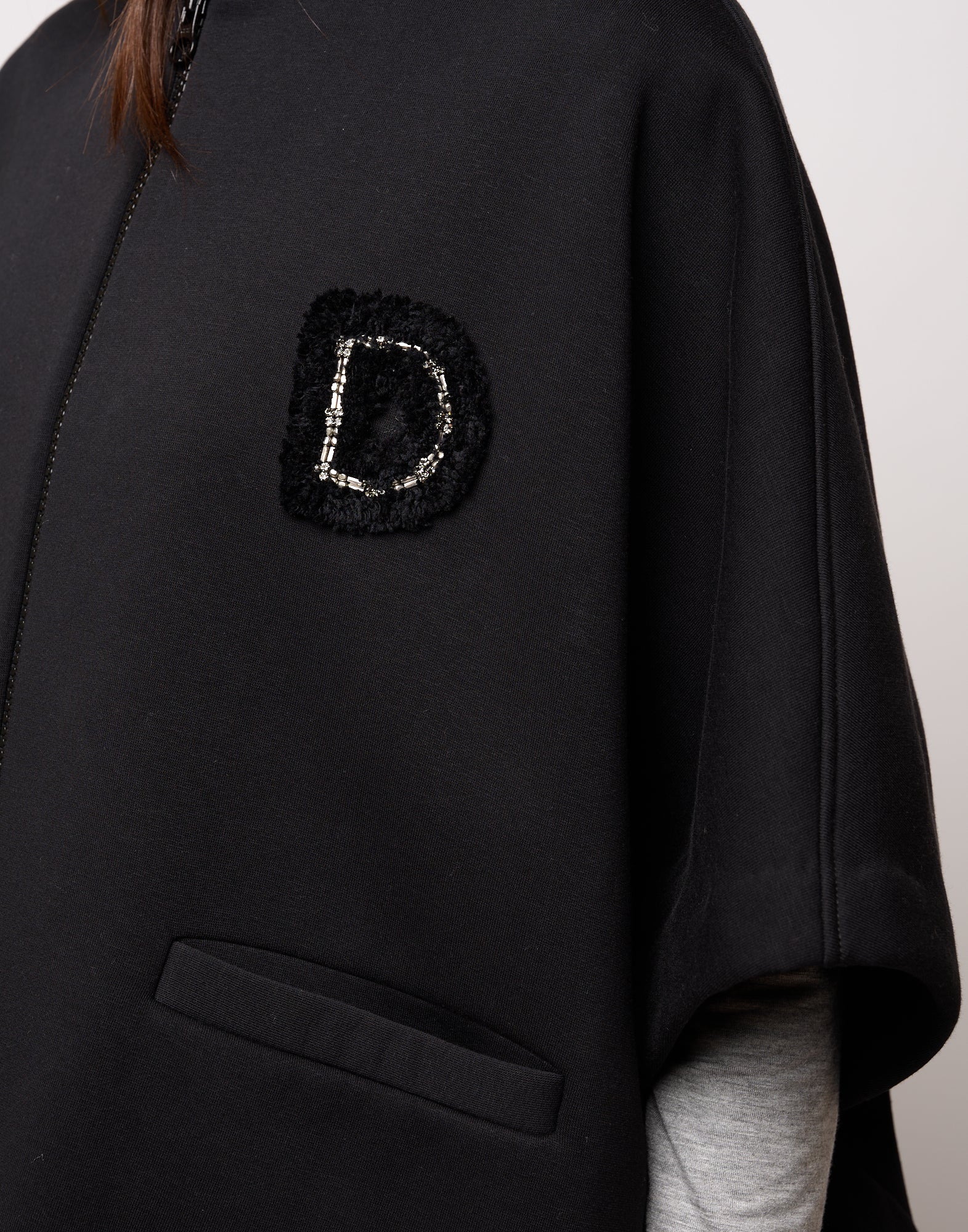 Cappa in Felpa Soft con Zip e Patch Nera