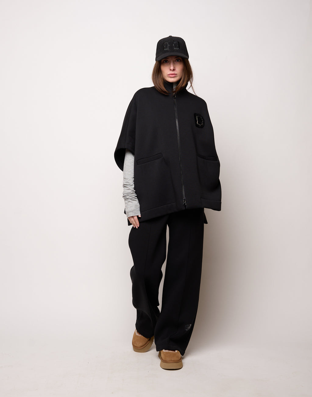Cappa in Felpa Soft con Zip e Patch Nera