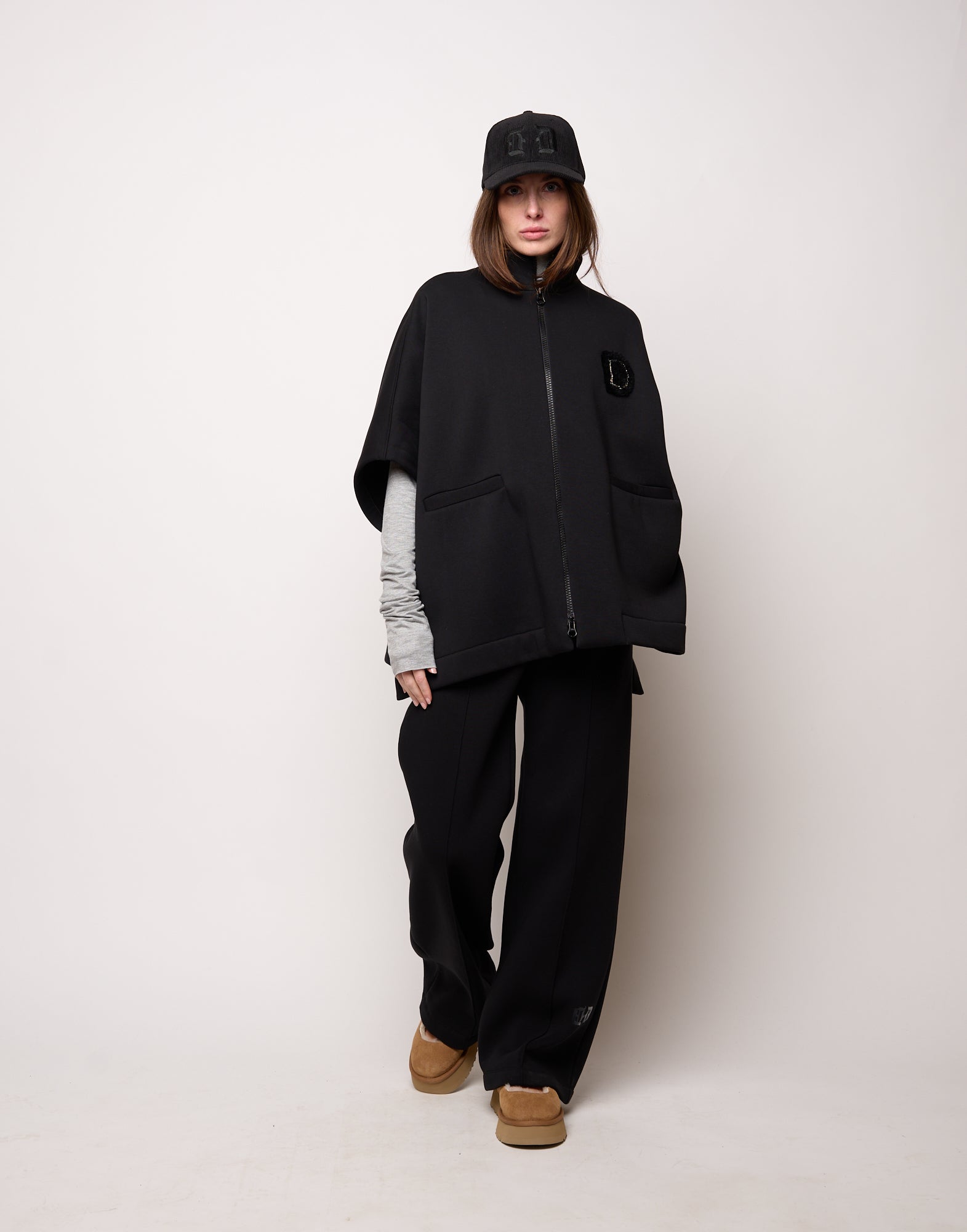 Cappa in Felpa Soft con Zip e Patch Nera
