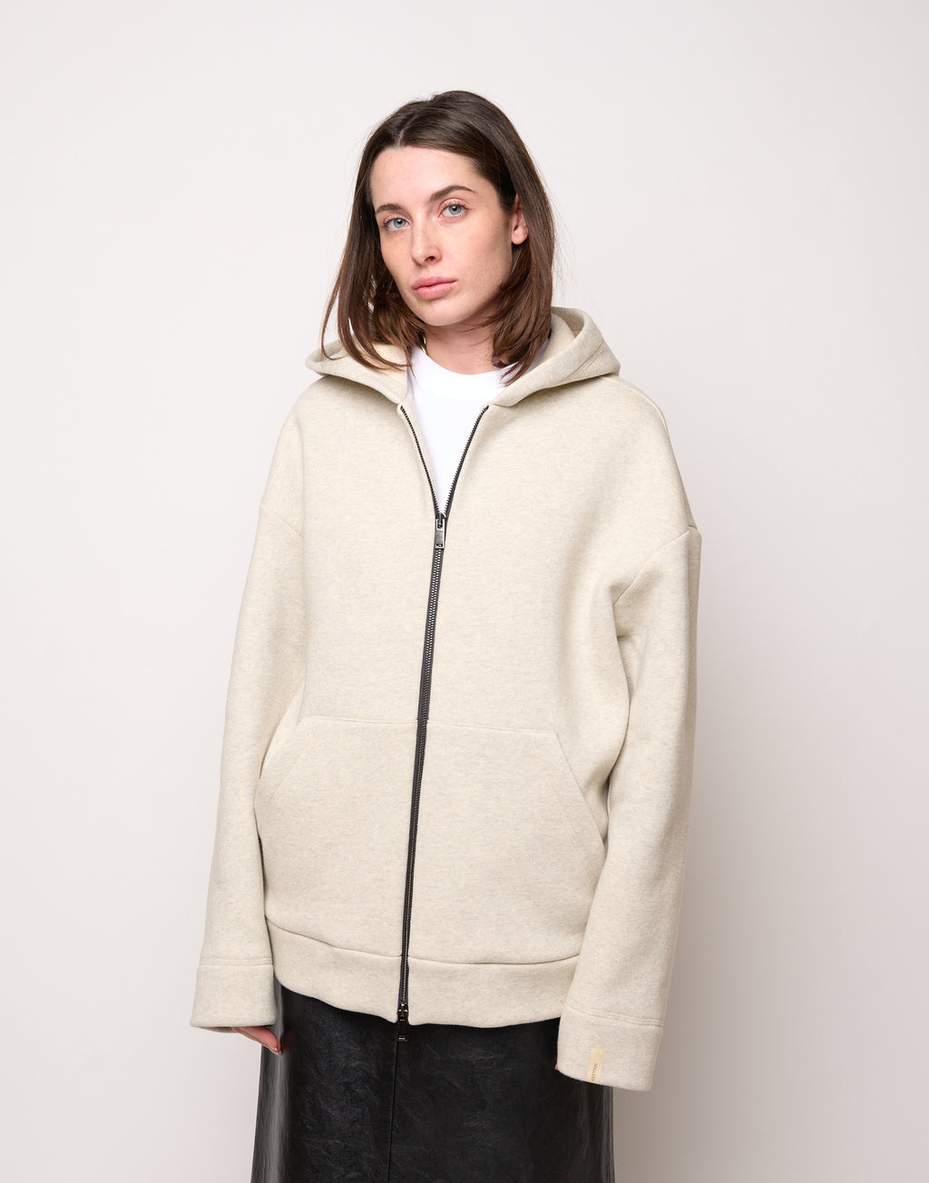 Giacca Genderless con Cappuccio e Zip in Metallo