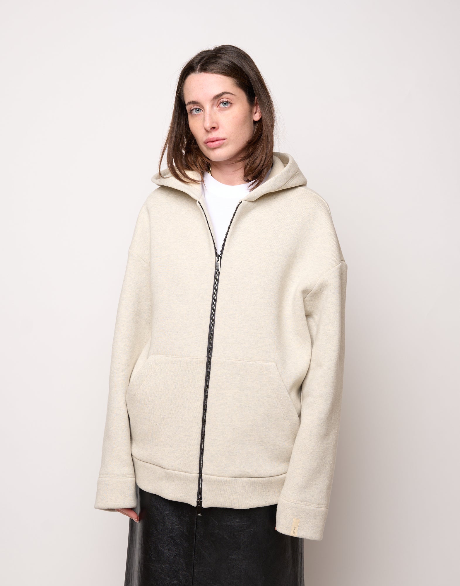 Giacca Genderless con Cappuccio e Zip in Metallo