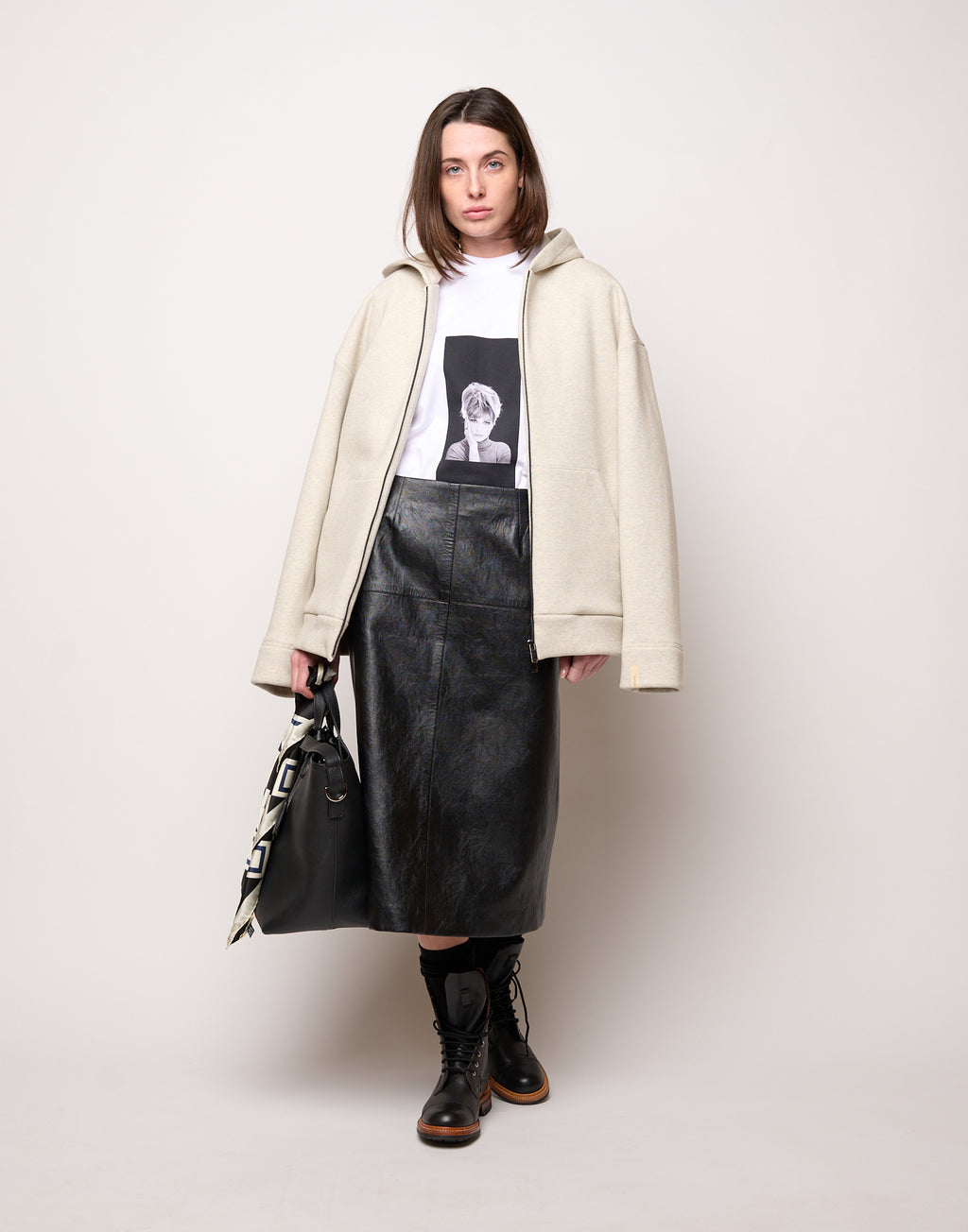 Giacca Genderless con Cappuccio e Zip in Metallo