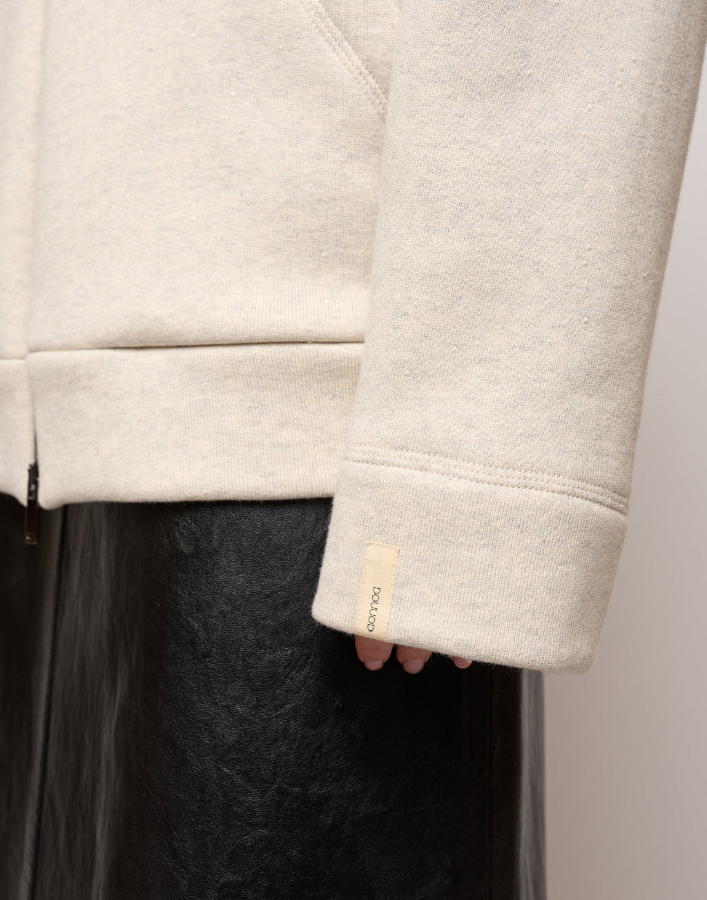 Giacca Genderless con Cappuccio e Zip in Metallo