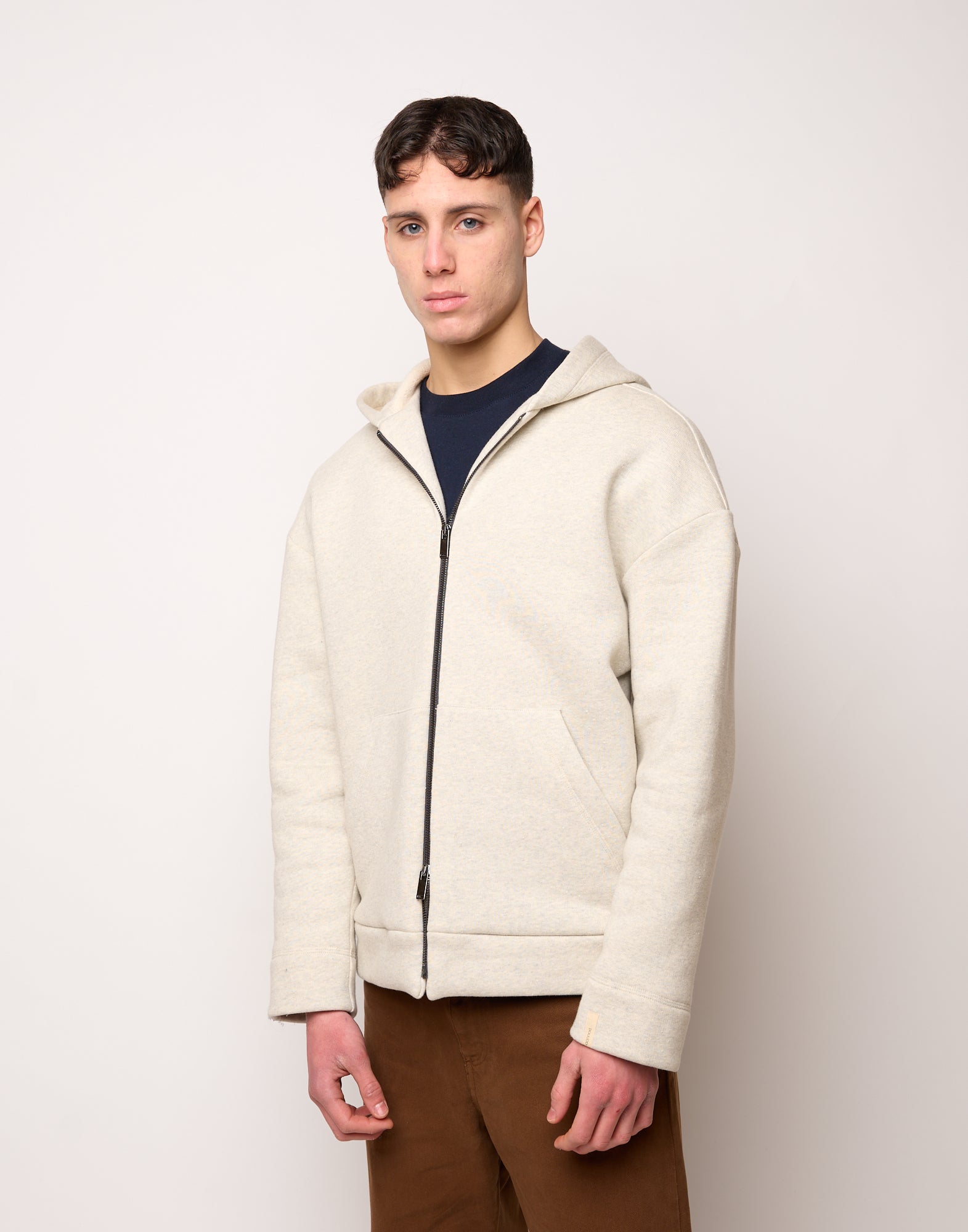 Giacca Genderless con Cappuccio e Zip in Metallo