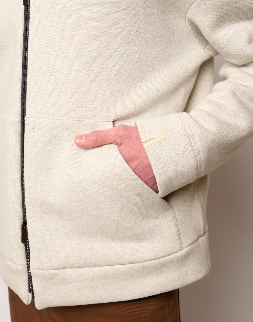 Giacca Genderless con Cappuccio e Zip in Metallo