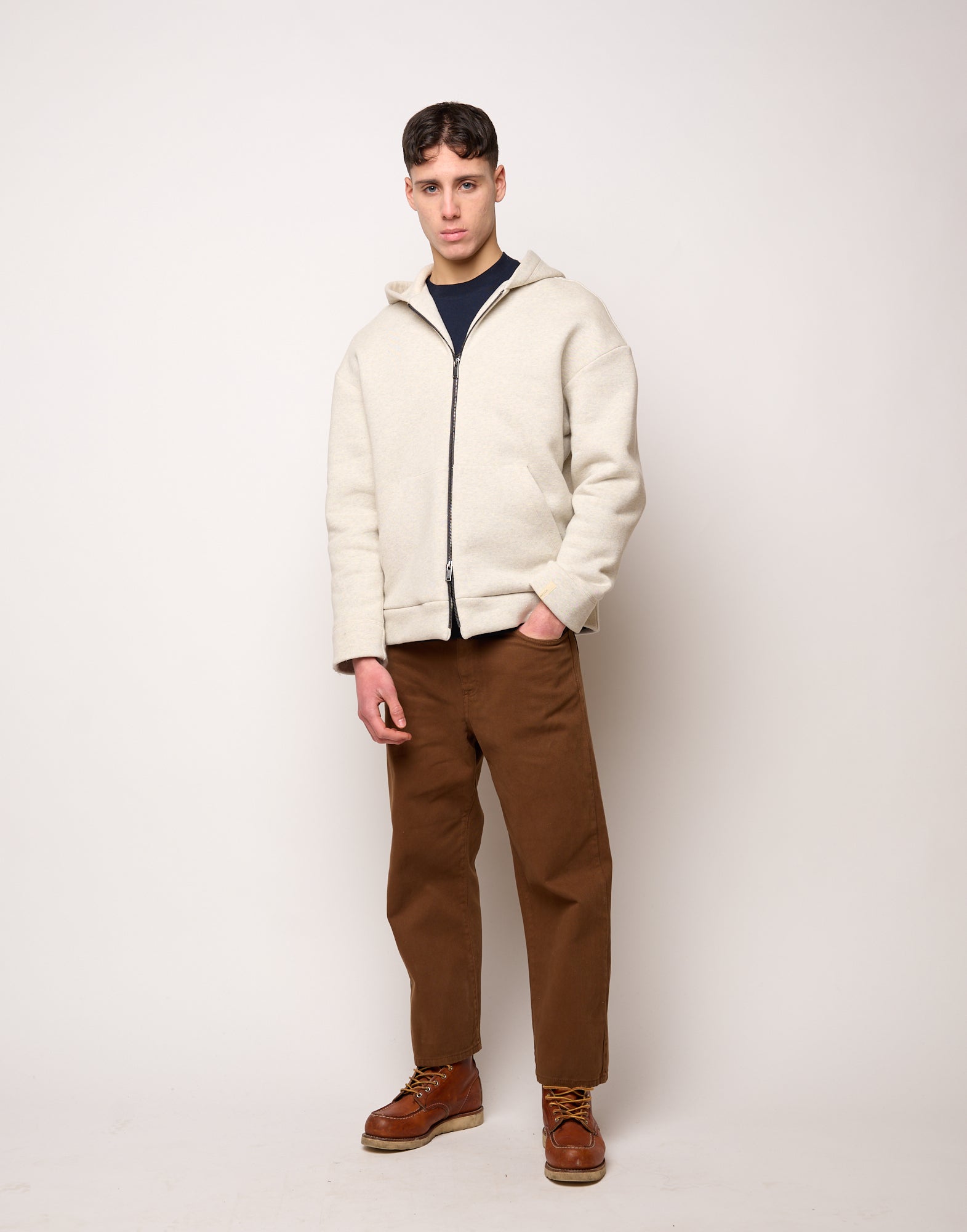 Giacca Genderless con Cappuccio e Zip in Metallo