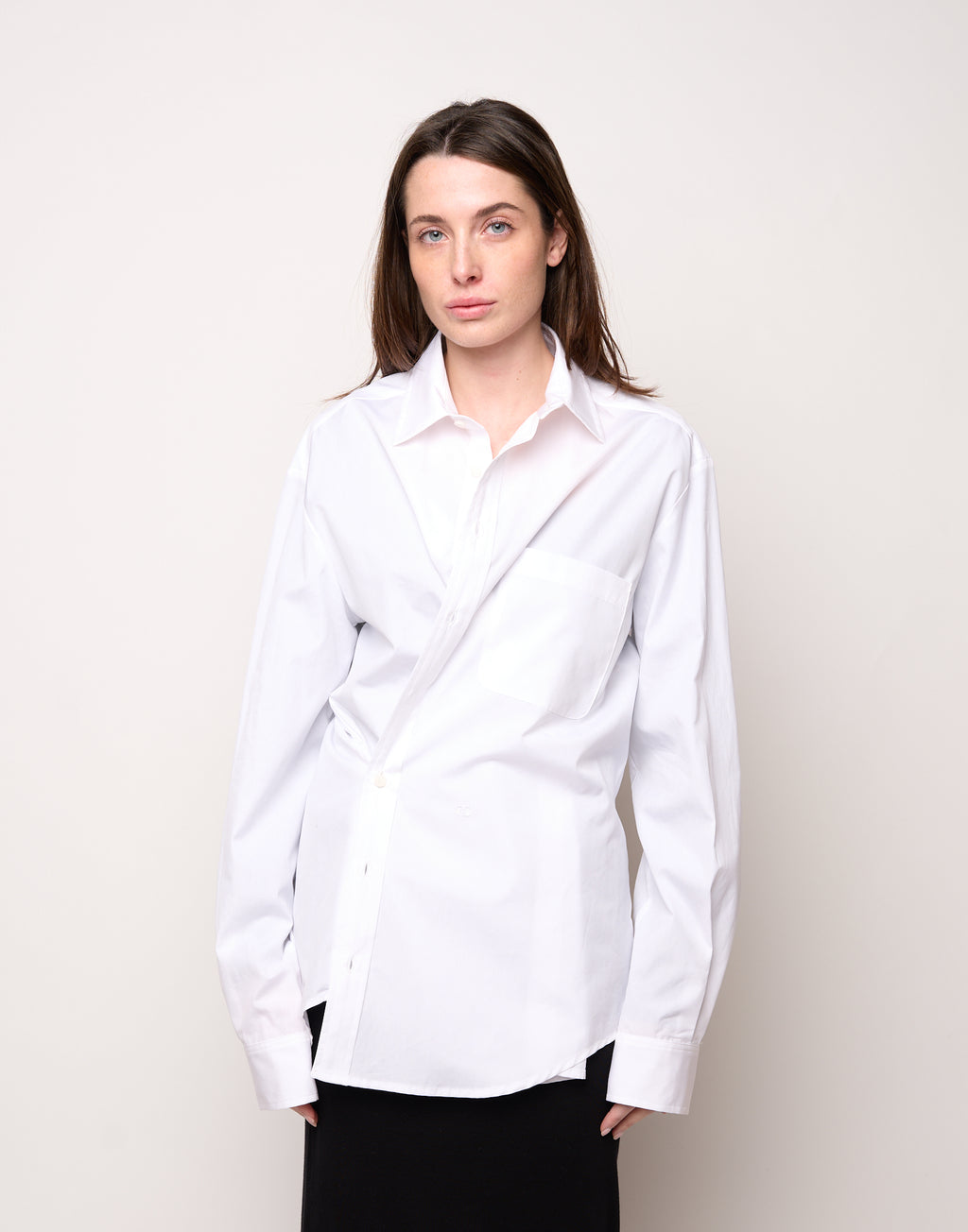 Camicia Genderless con Ricamo e Bottone Laterale Bianca